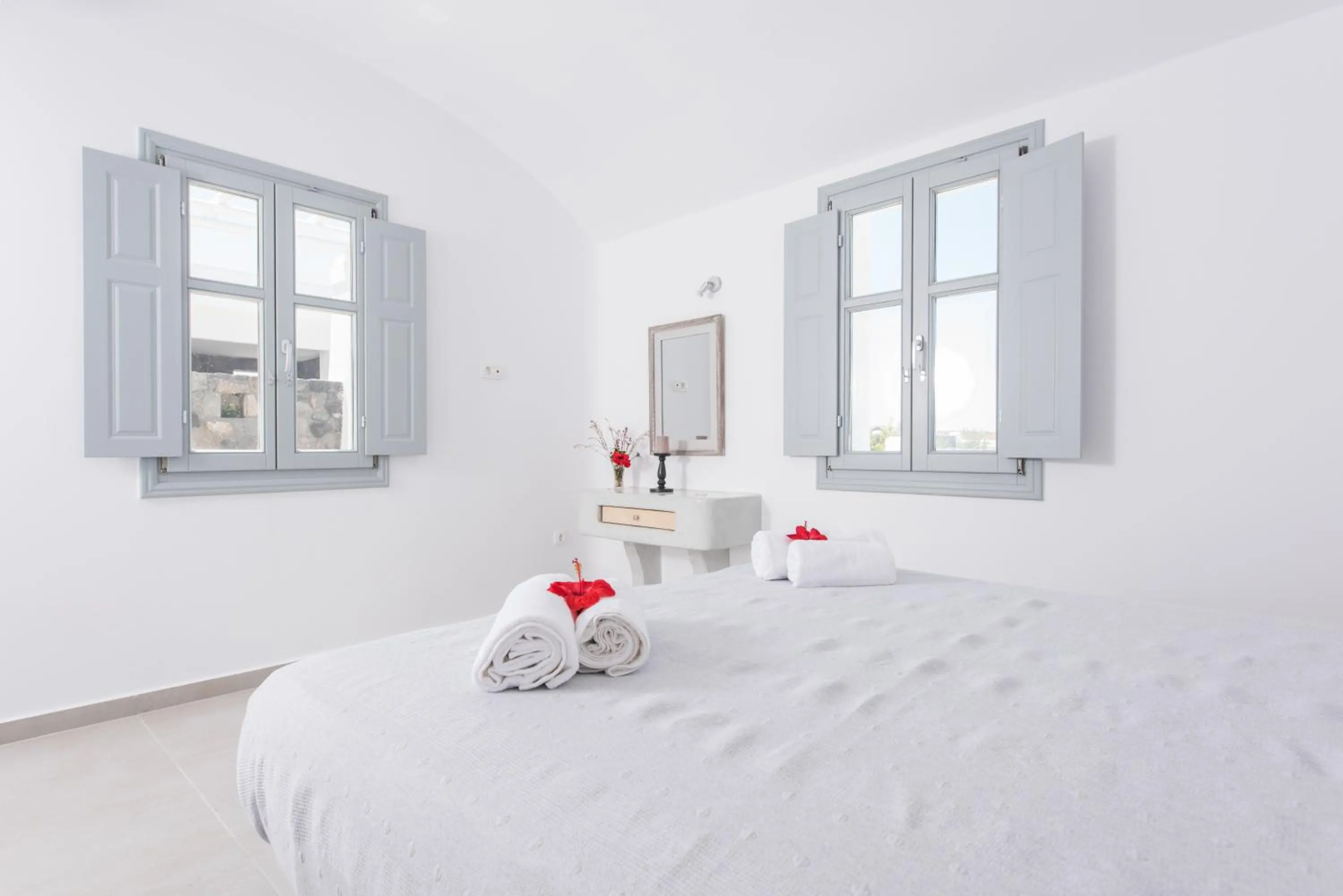 Bedroom, Bed in Secret Earth Villas - Santorini