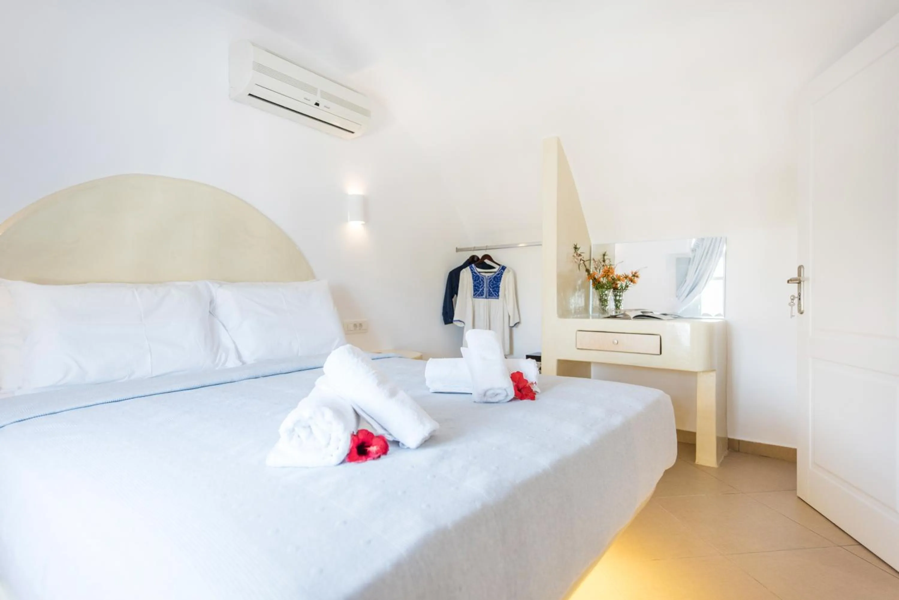 Bedroom, Bed in Secret Earth Villas - Santorini