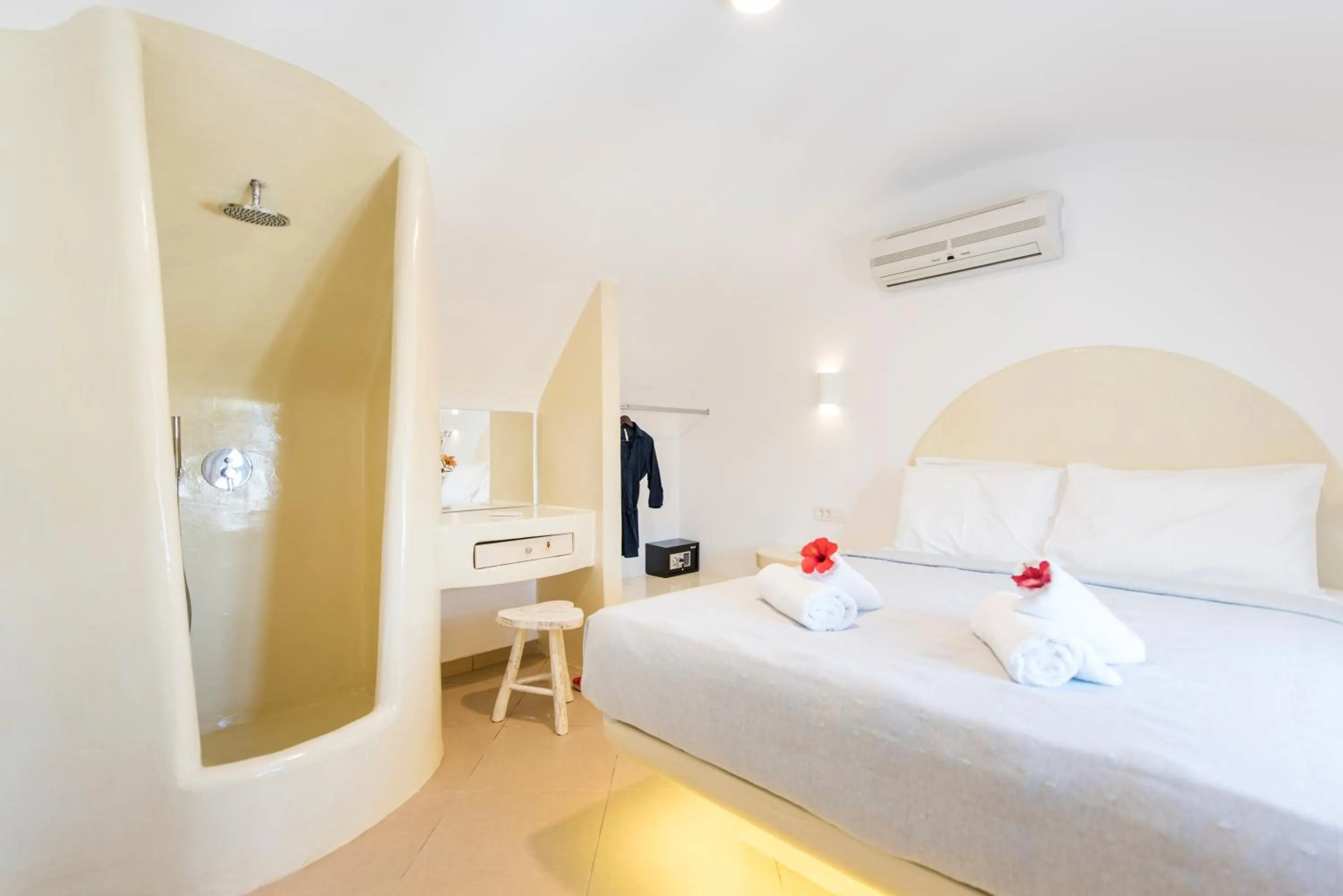 Bedroom, Bed in Secret Earth Villas - Santorini