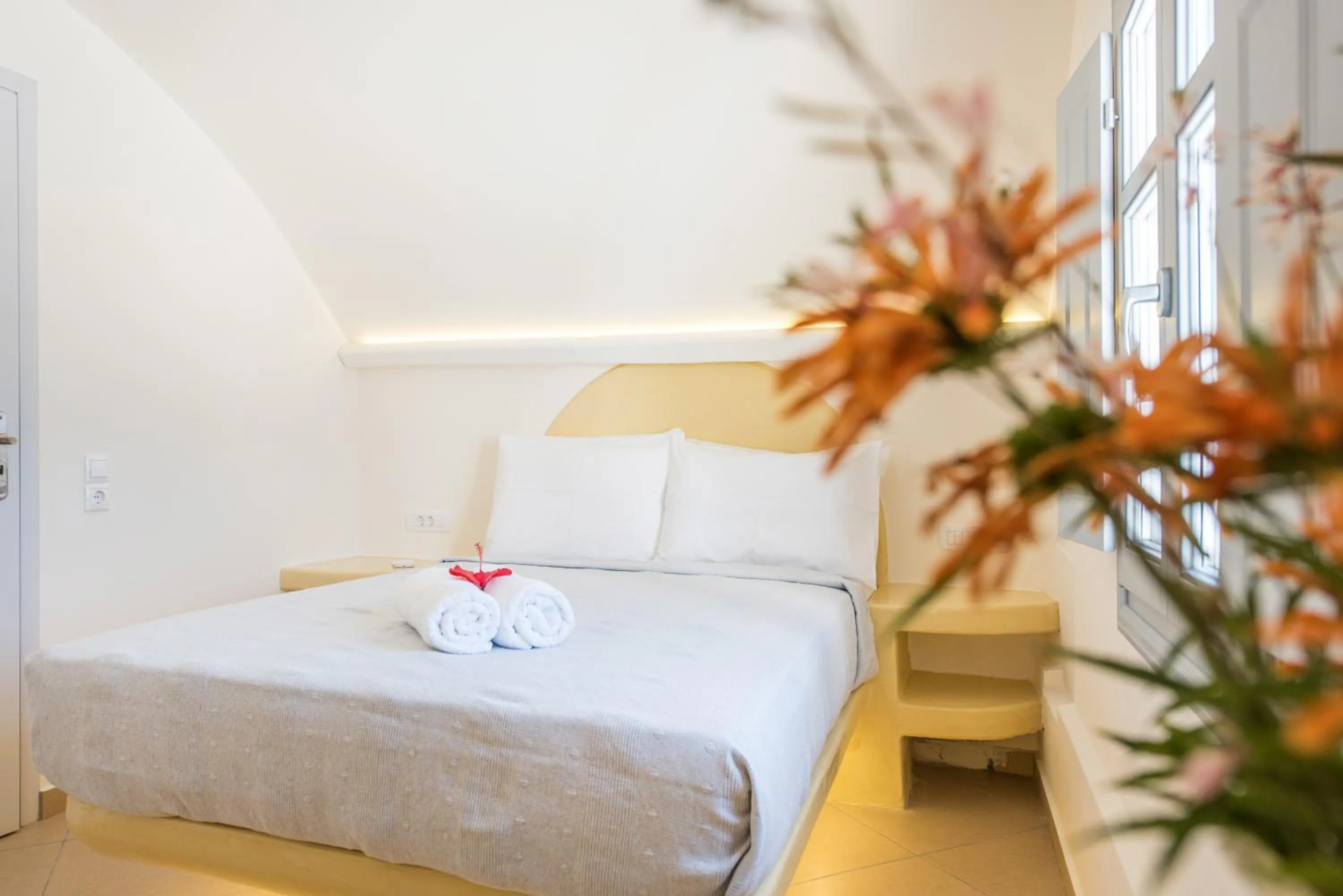 Bedroom, Bed in Secret Earth Villas - Santorini