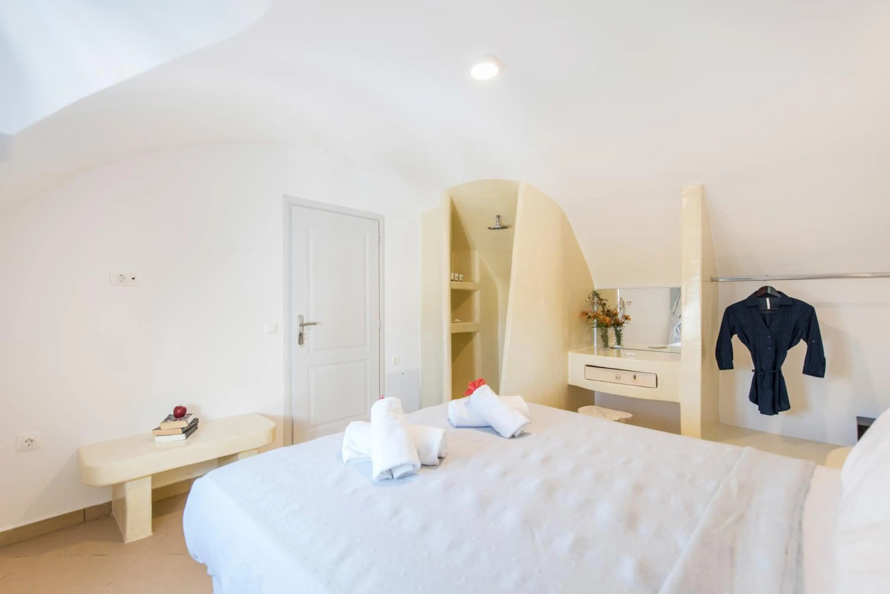 Bedroom, Bed in Secret Earth Villas - Santorini