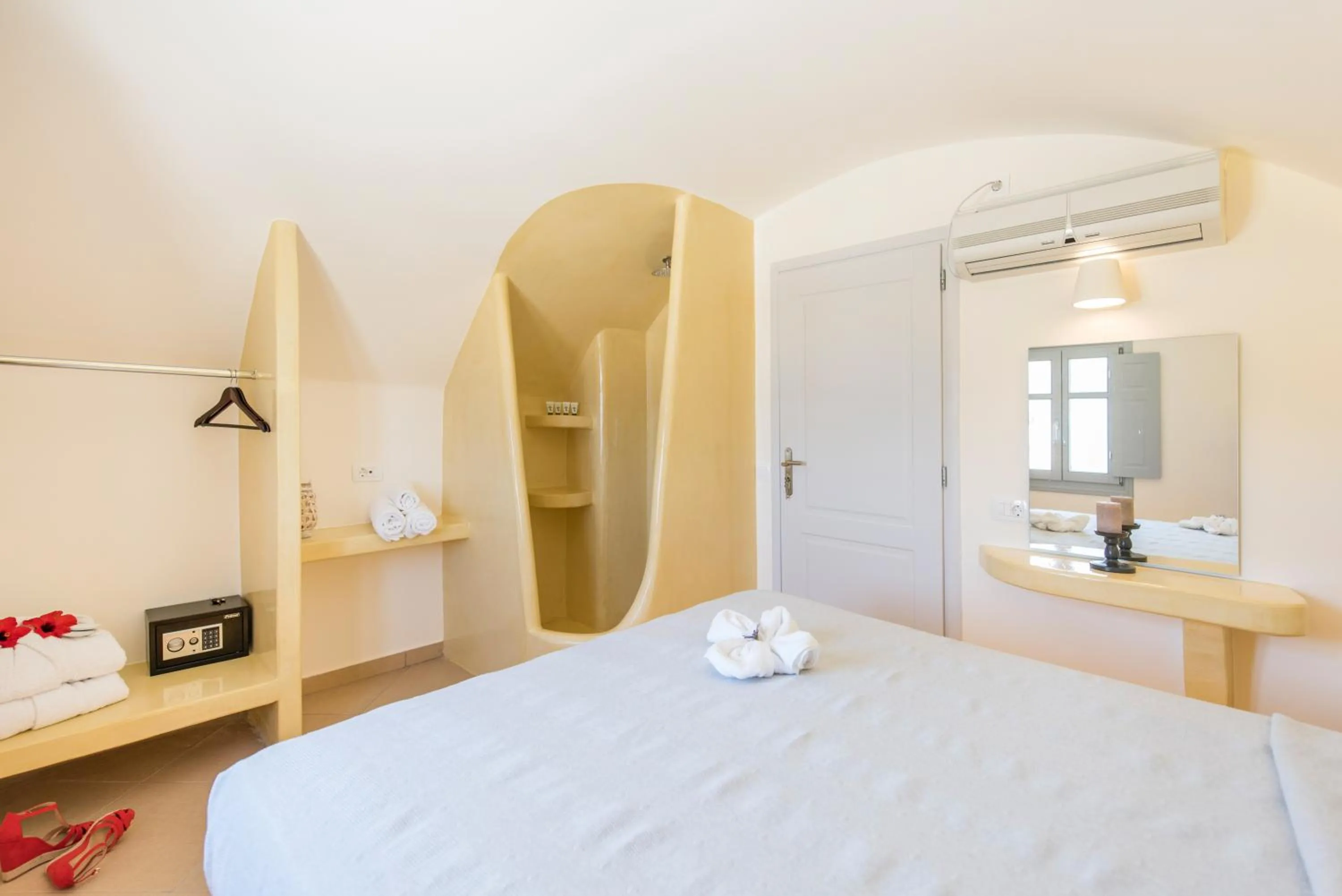 Bedroom, Bed in Secret Earth Villas - Santorini