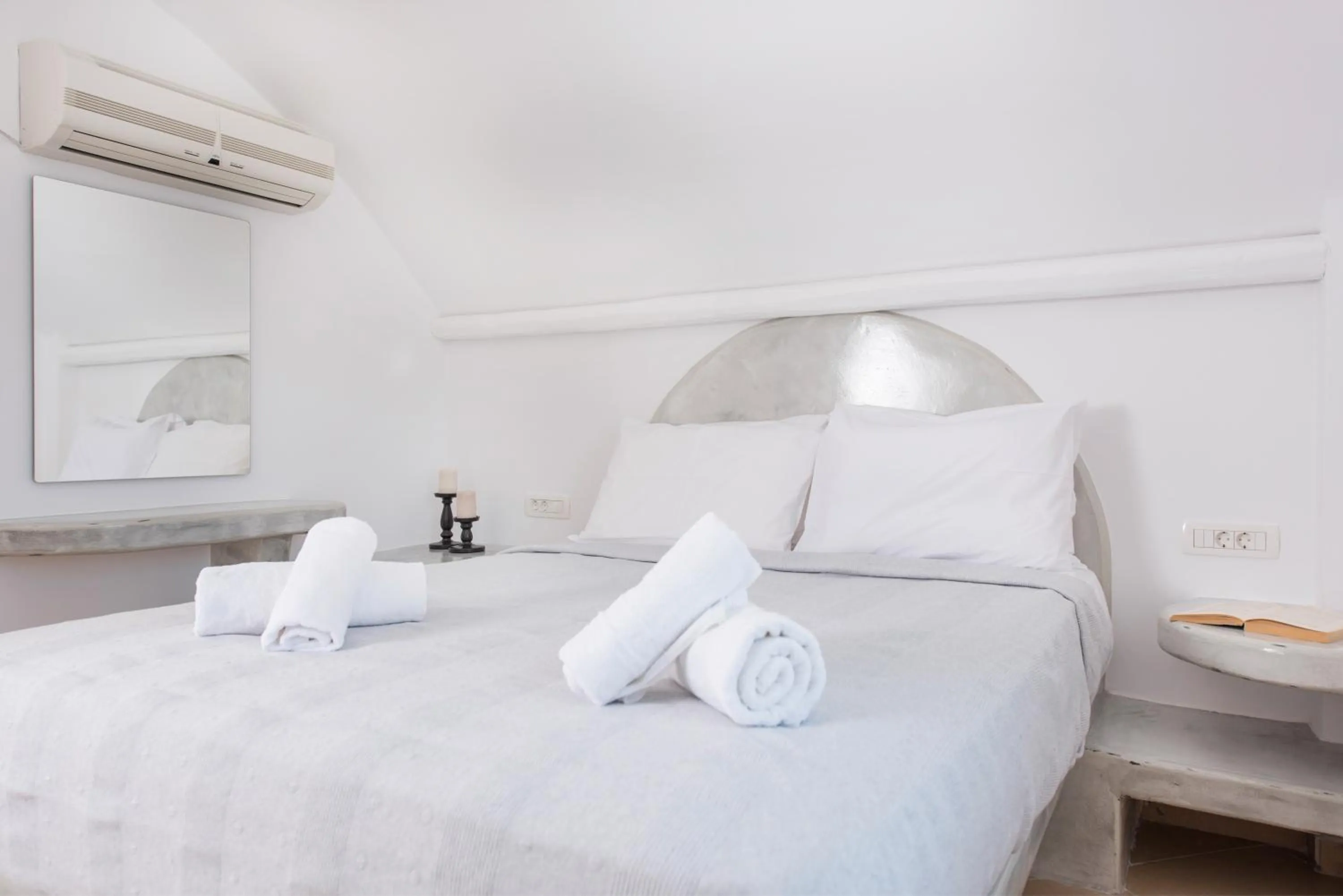 Bedroom, Bed in Secret Earth Villas - Santorini