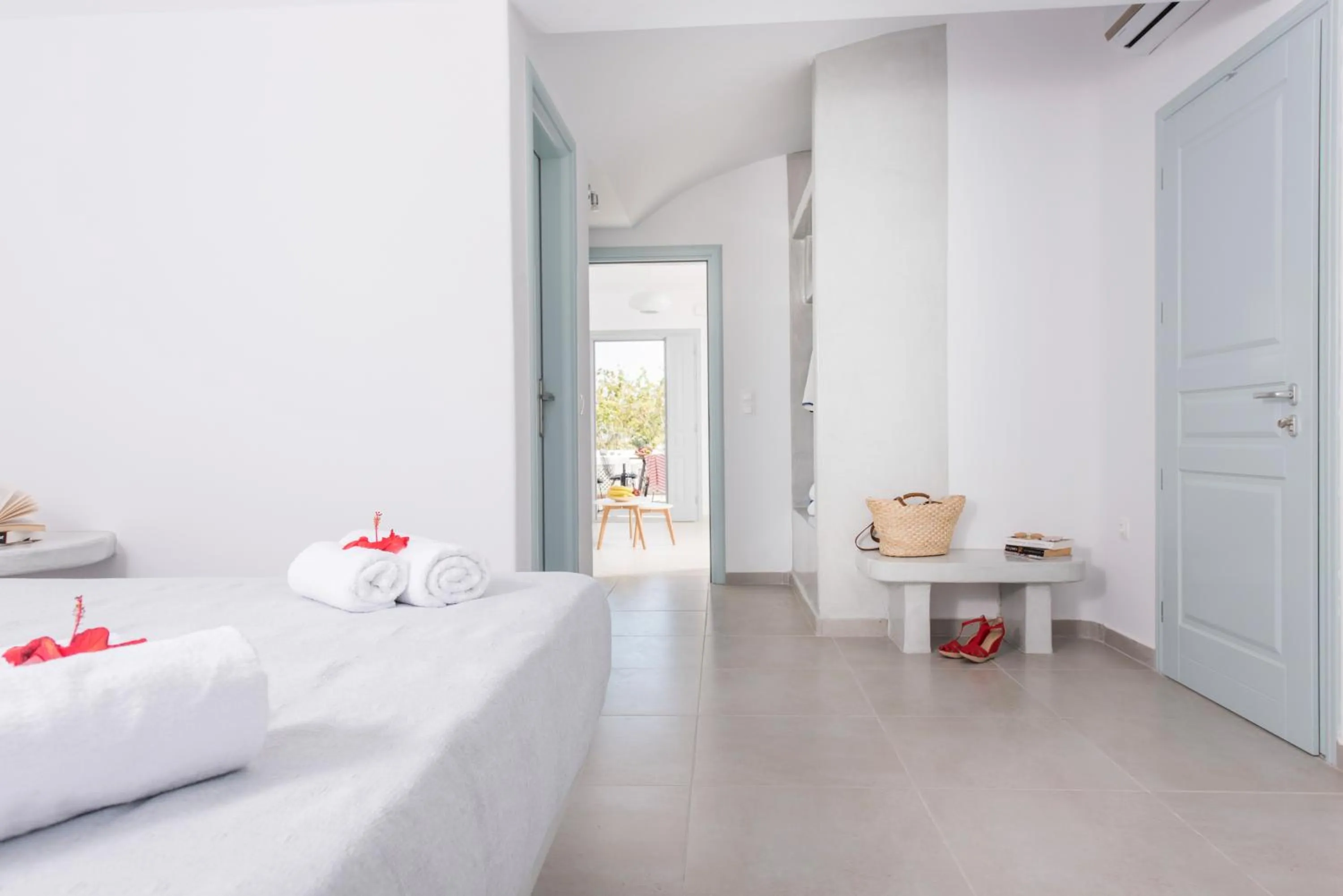 Bedroom, Bed in Secret Earth Villas - Santorini