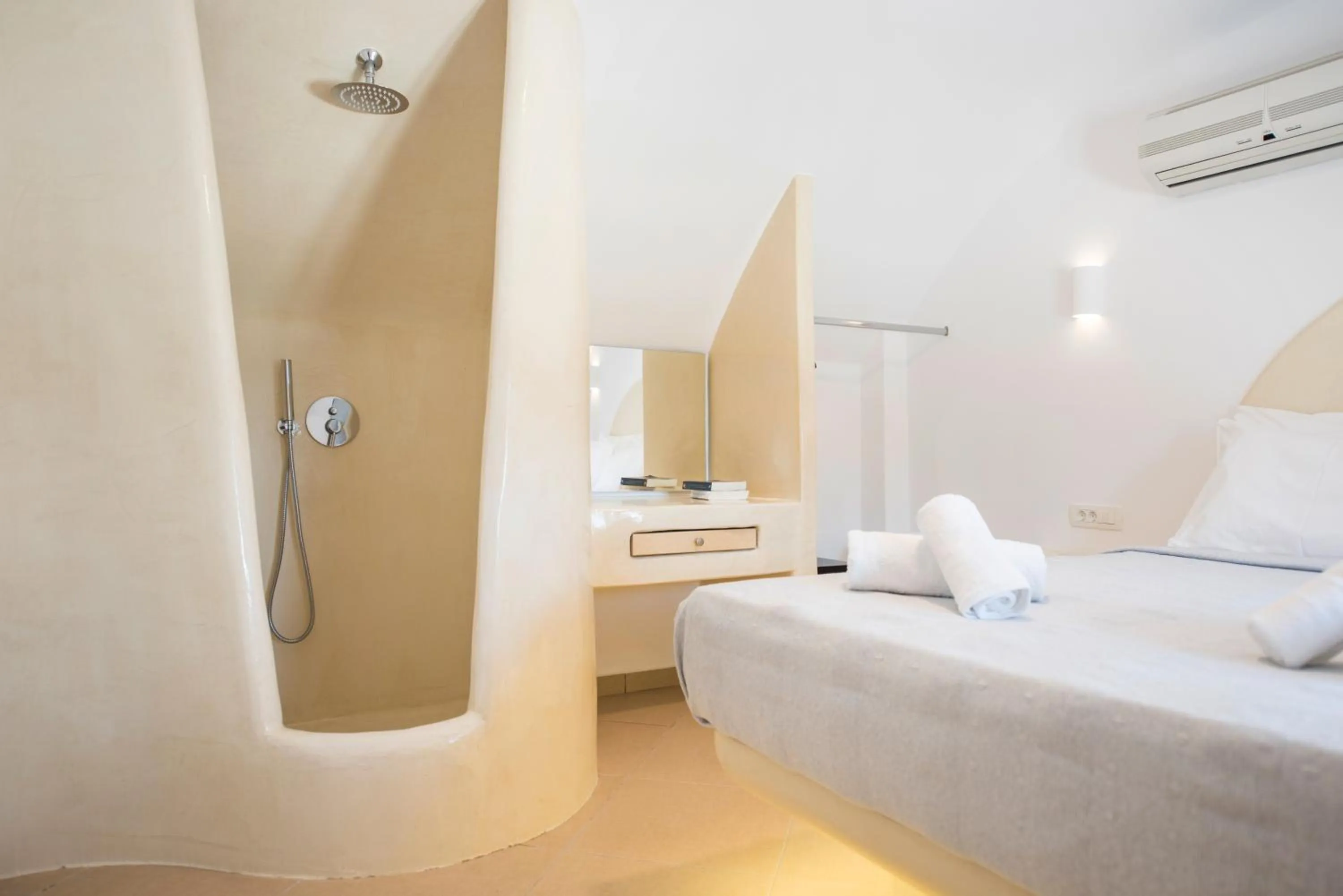 Bedroom, Bed in Secret Earth Villas - Santorini