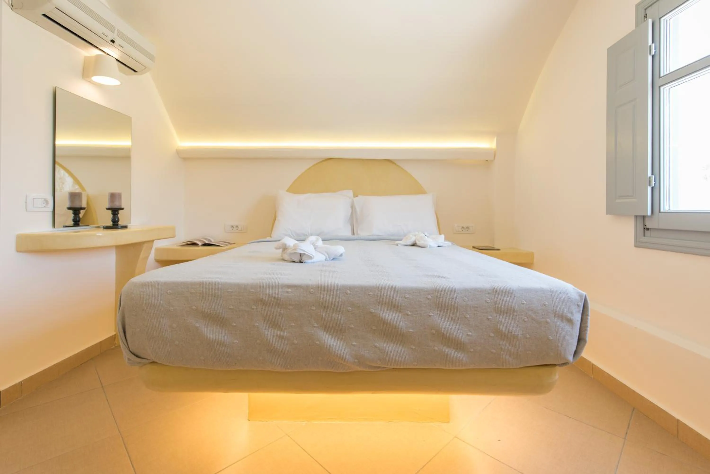 Bedroom, Bed in Secret Earth Villas - Santorini