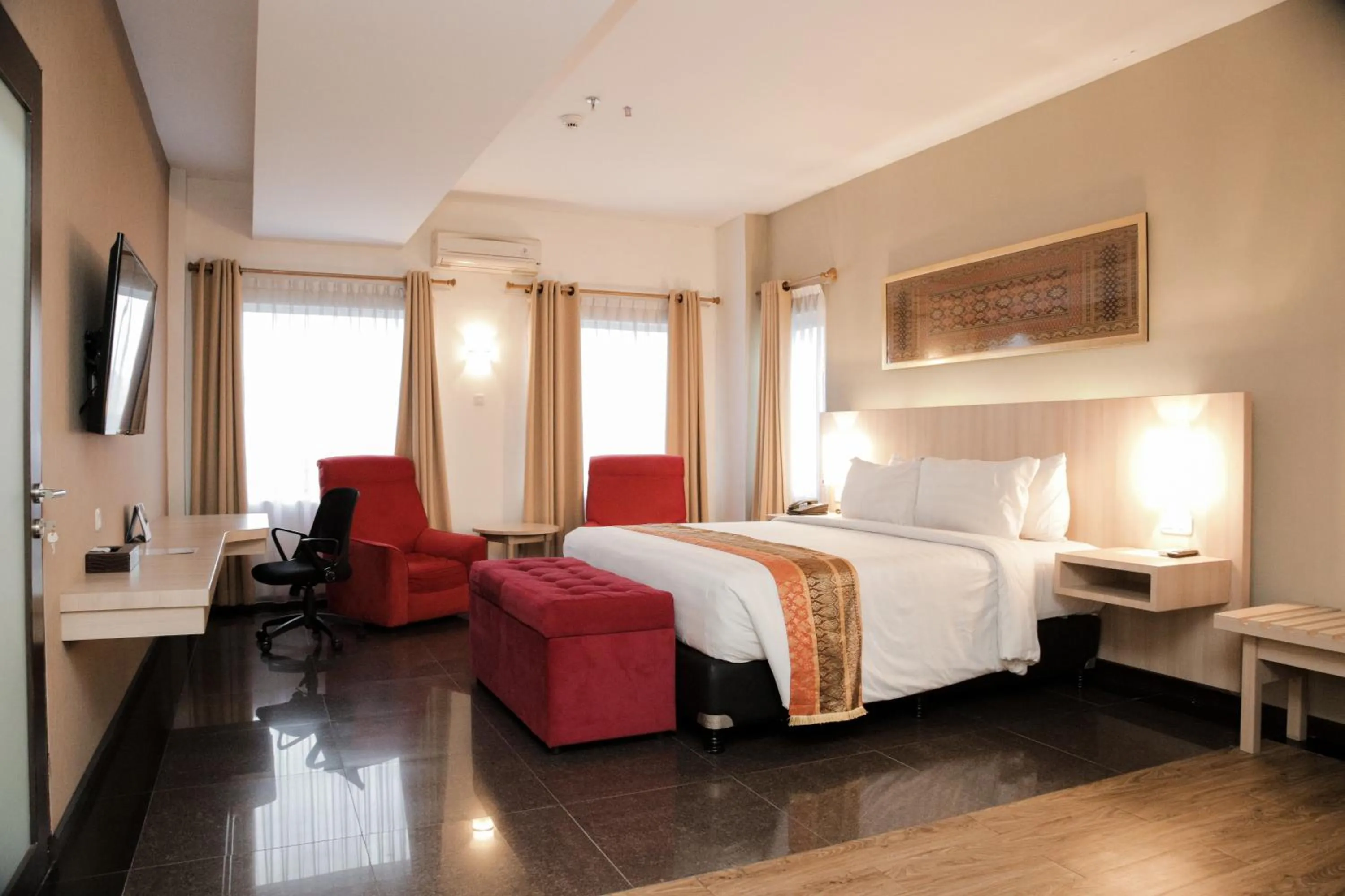 Photo of the whole room, Bed in Grand Inna Medan