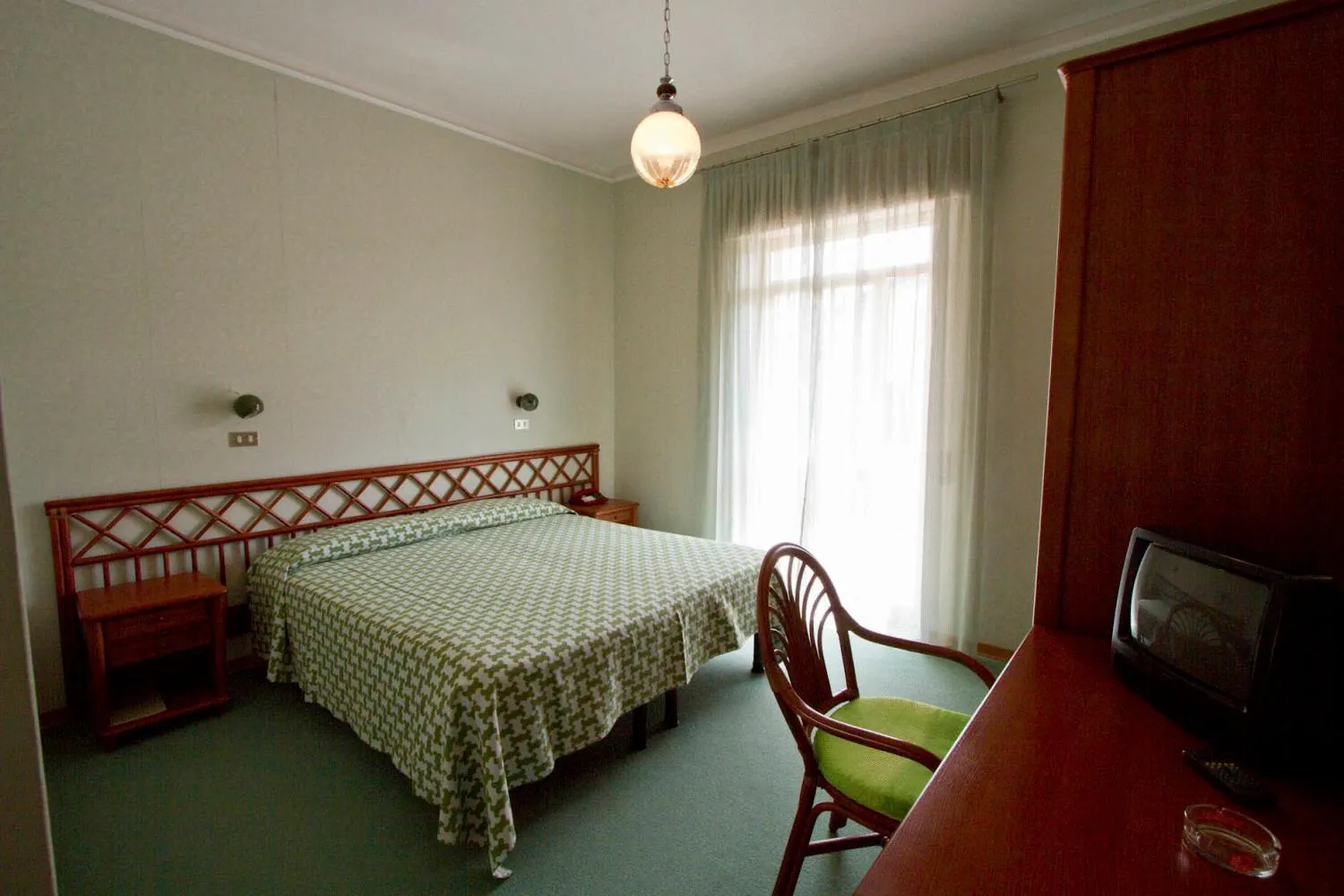 Day, Bed in Albergo Amici
