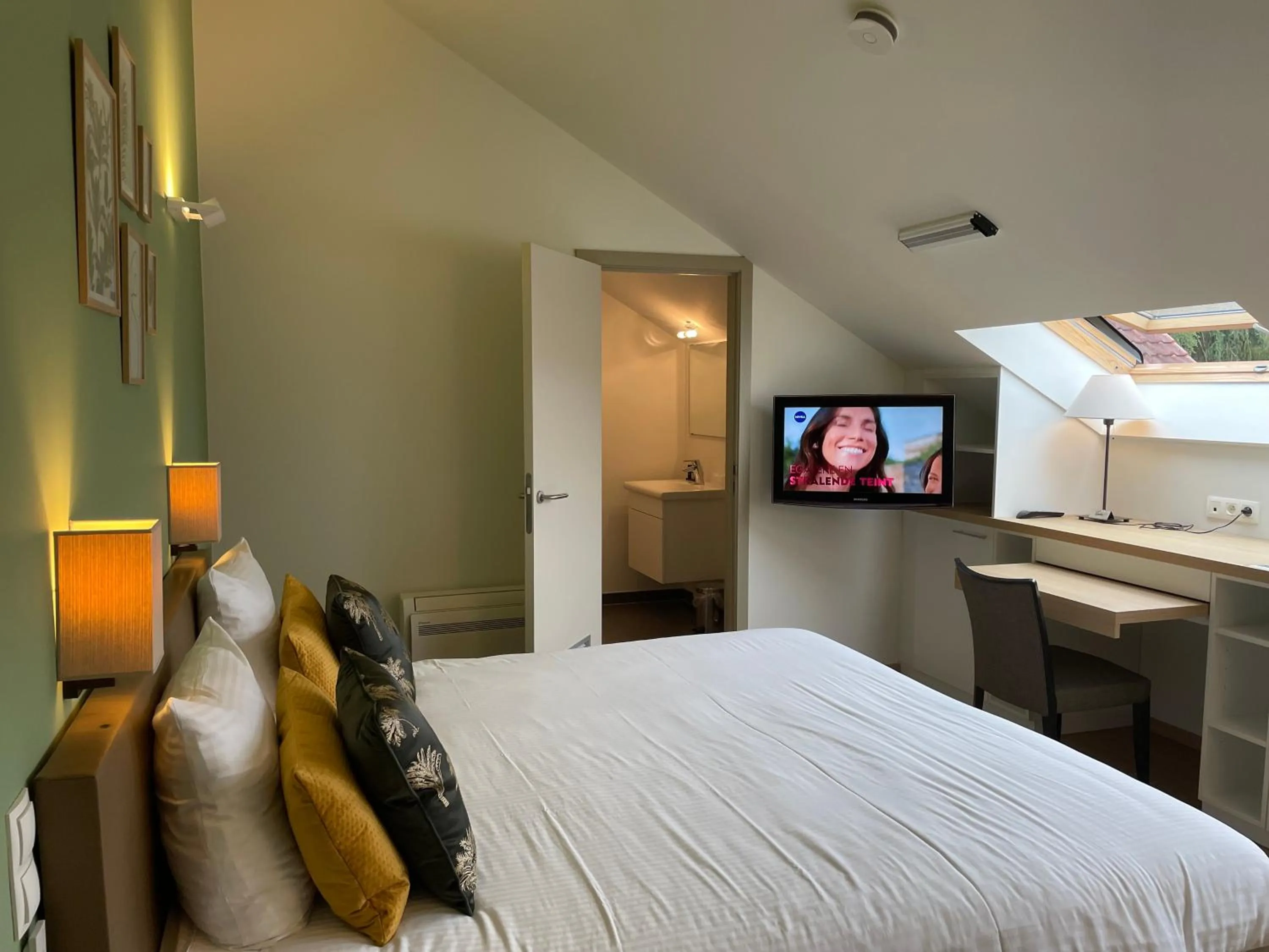 Photo of the whole room, Bed in Hotel & Apartments Bibois Leuven