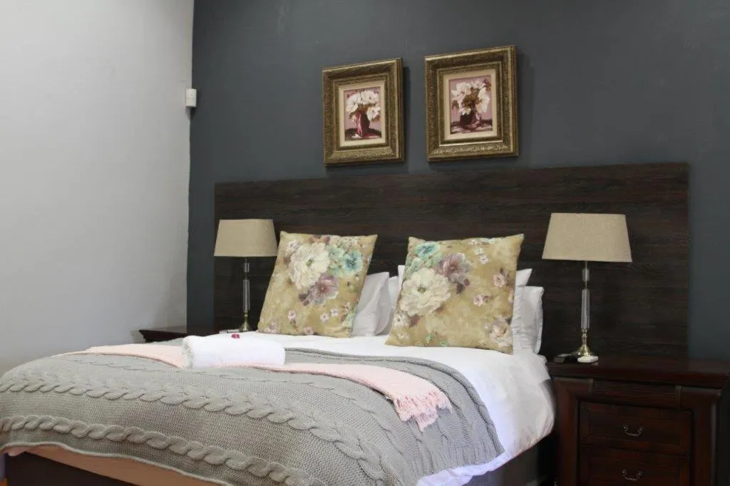 Bedroom, Bed in 93 on Celliers Guesthouse