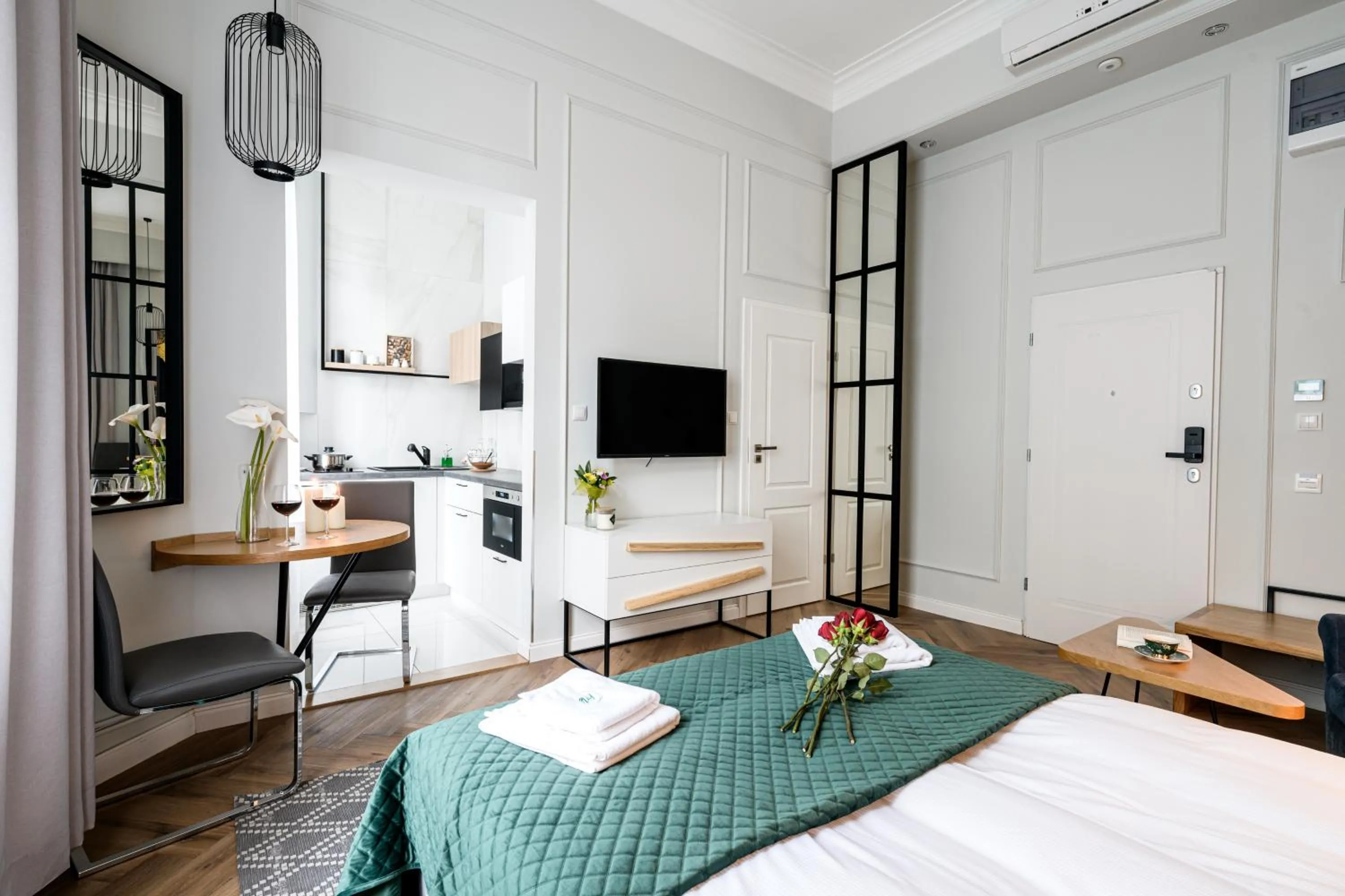 TV and multimedia, Bed in Arts Apartments - Kraków Old Town