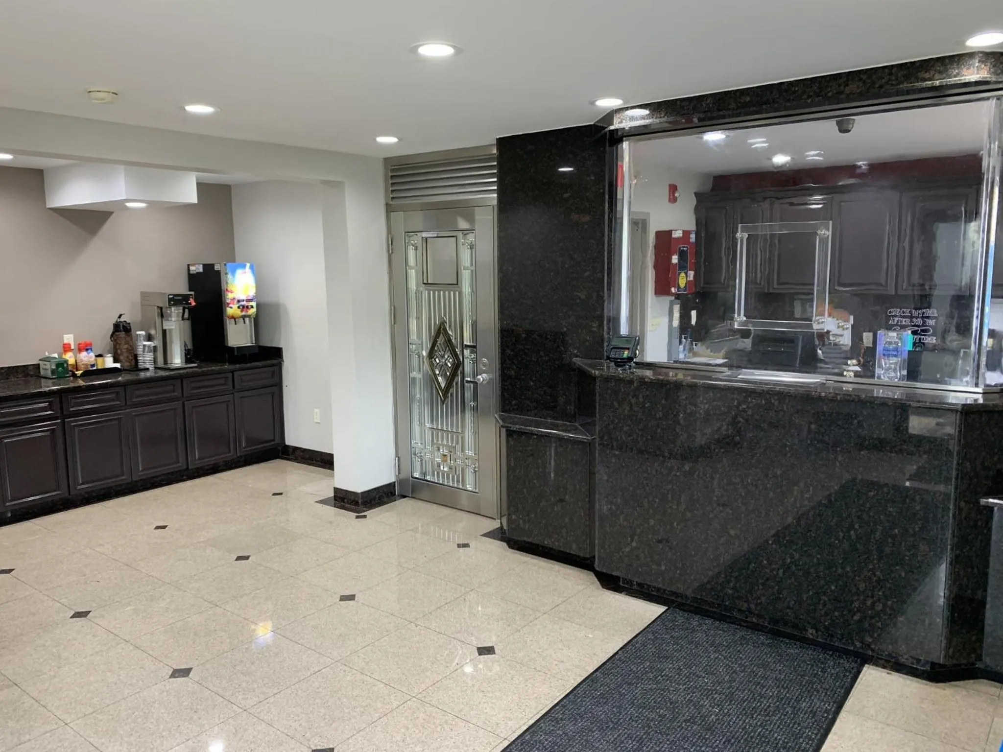 Lobby or reception in Days Inn by Wyndham Long Island/Copiague