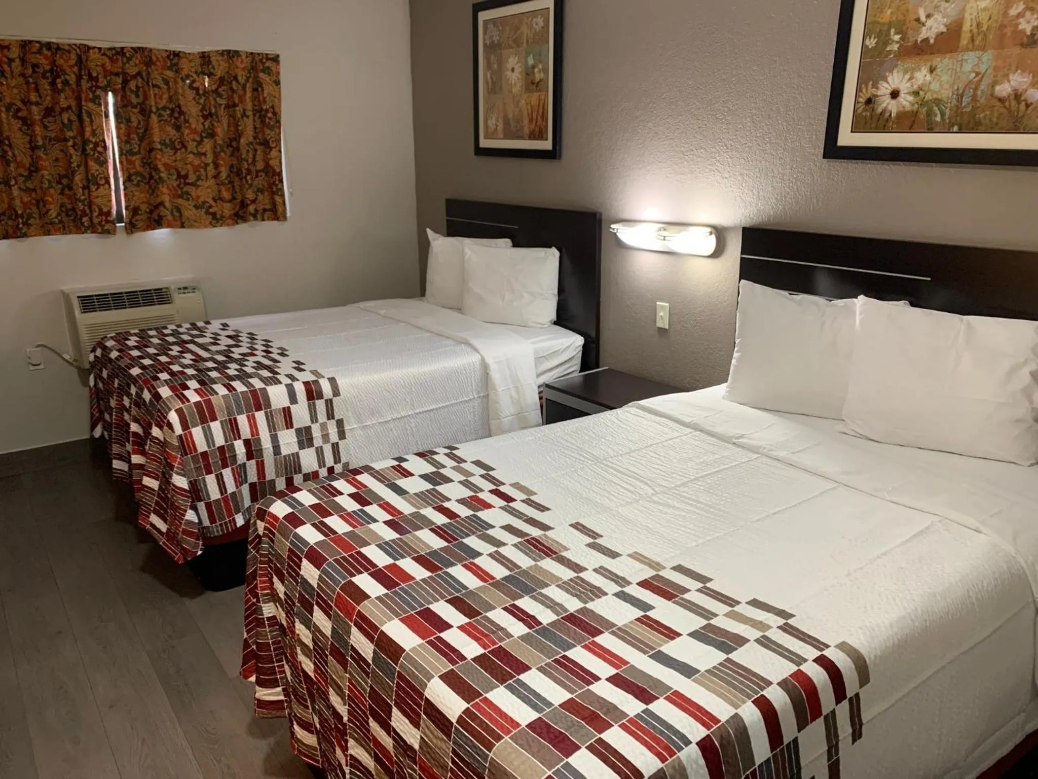 Photo of the whole room, Bed in Days Inn by Wyndham Long Island/Copiague