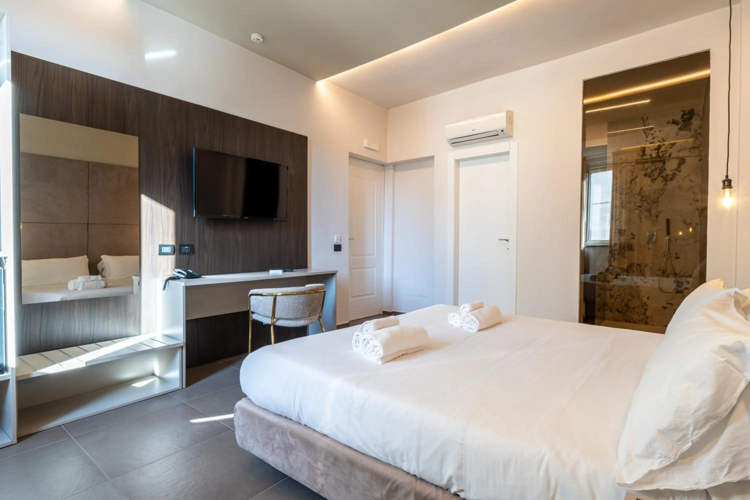 Shower, Bed in Hotel Diamond