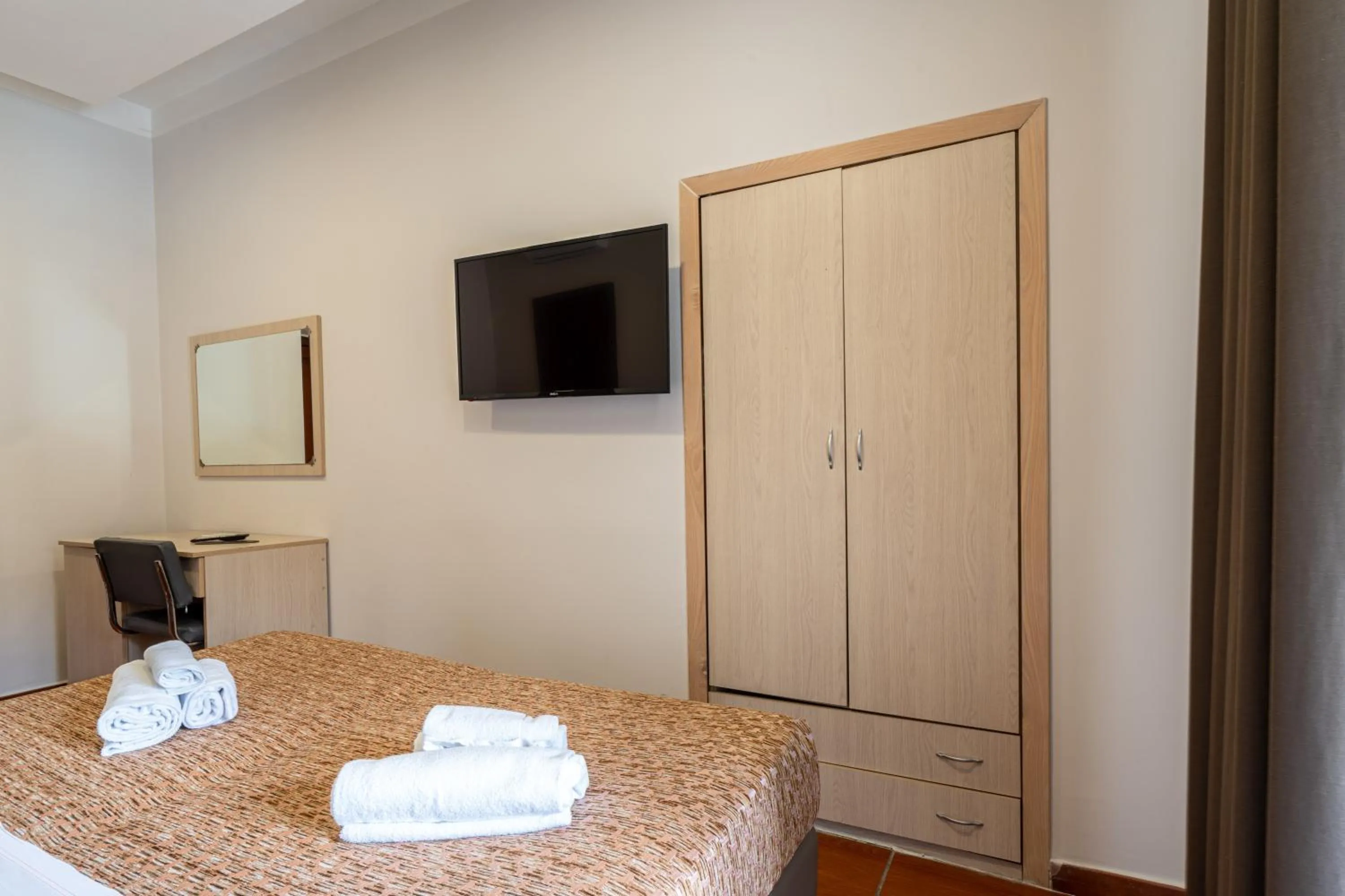 wardrobe, Bed in Hotel Diamond
