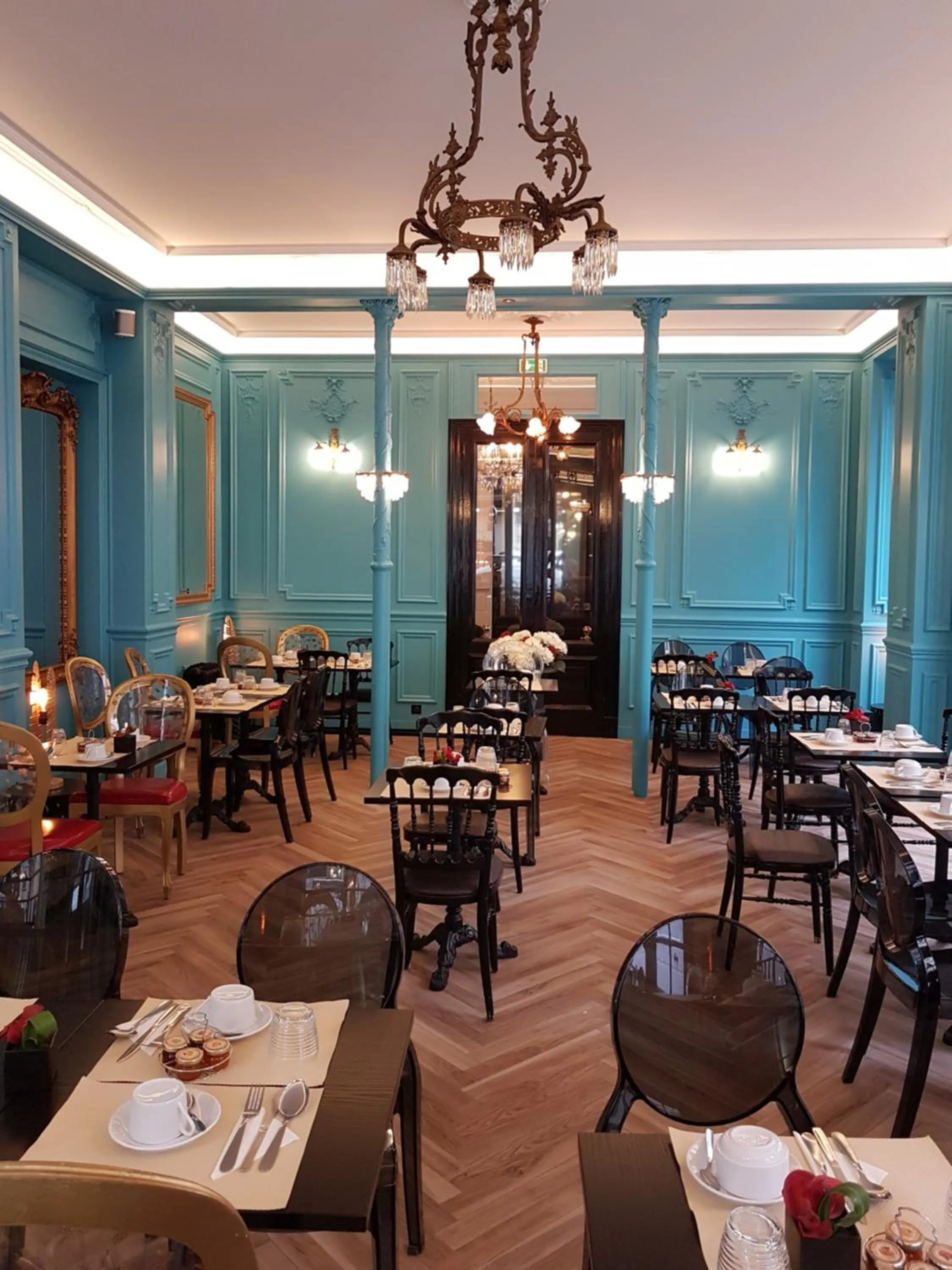 Restaurant/places to eat in Hotel Peyris Opera