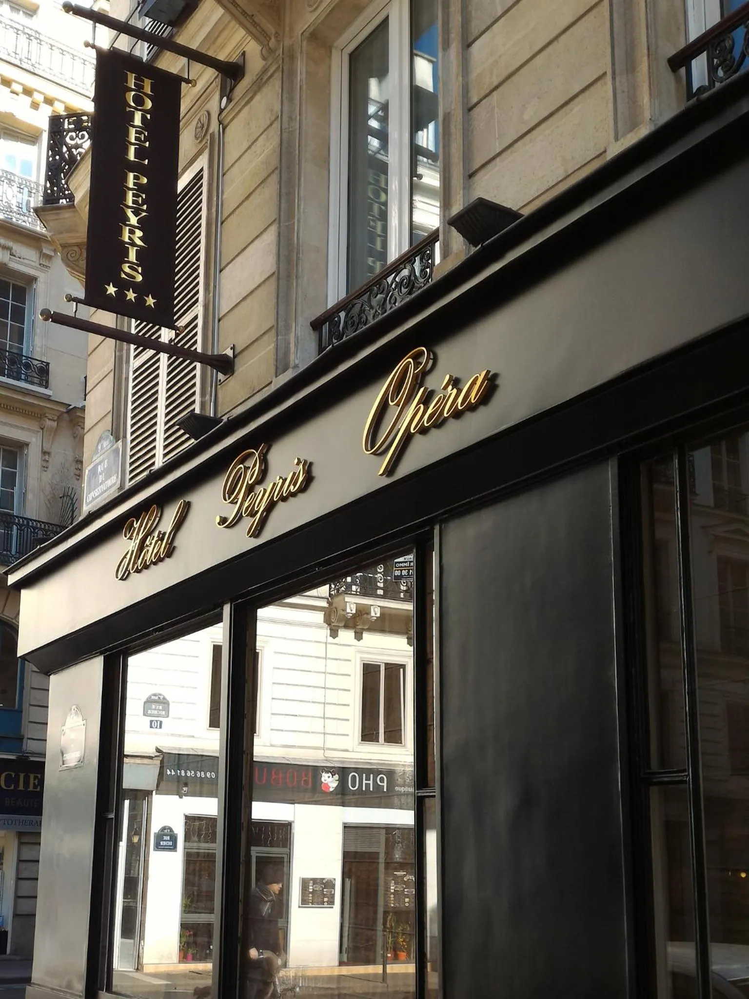 Facade/entrance in Hotel Peyris Opera