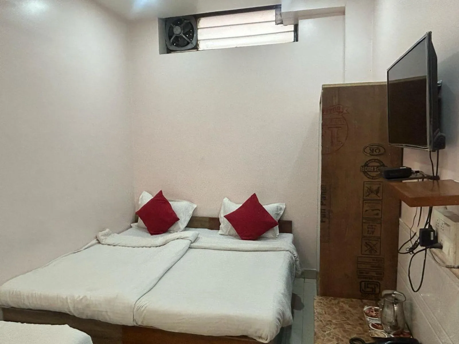 TV and multimedia, Bed in Hotel Thikana Palace