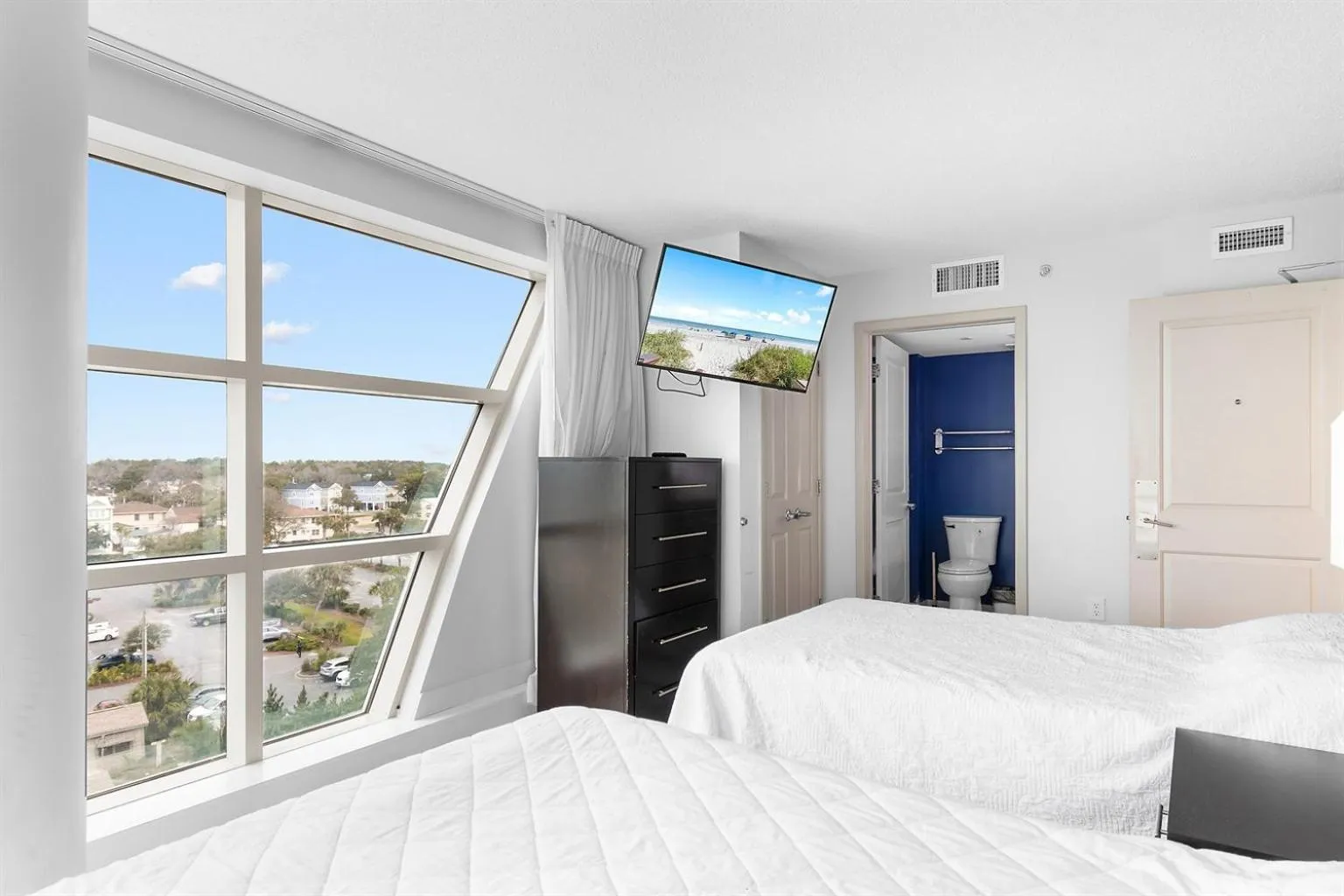 Bed in Ocean Front Corner Unit