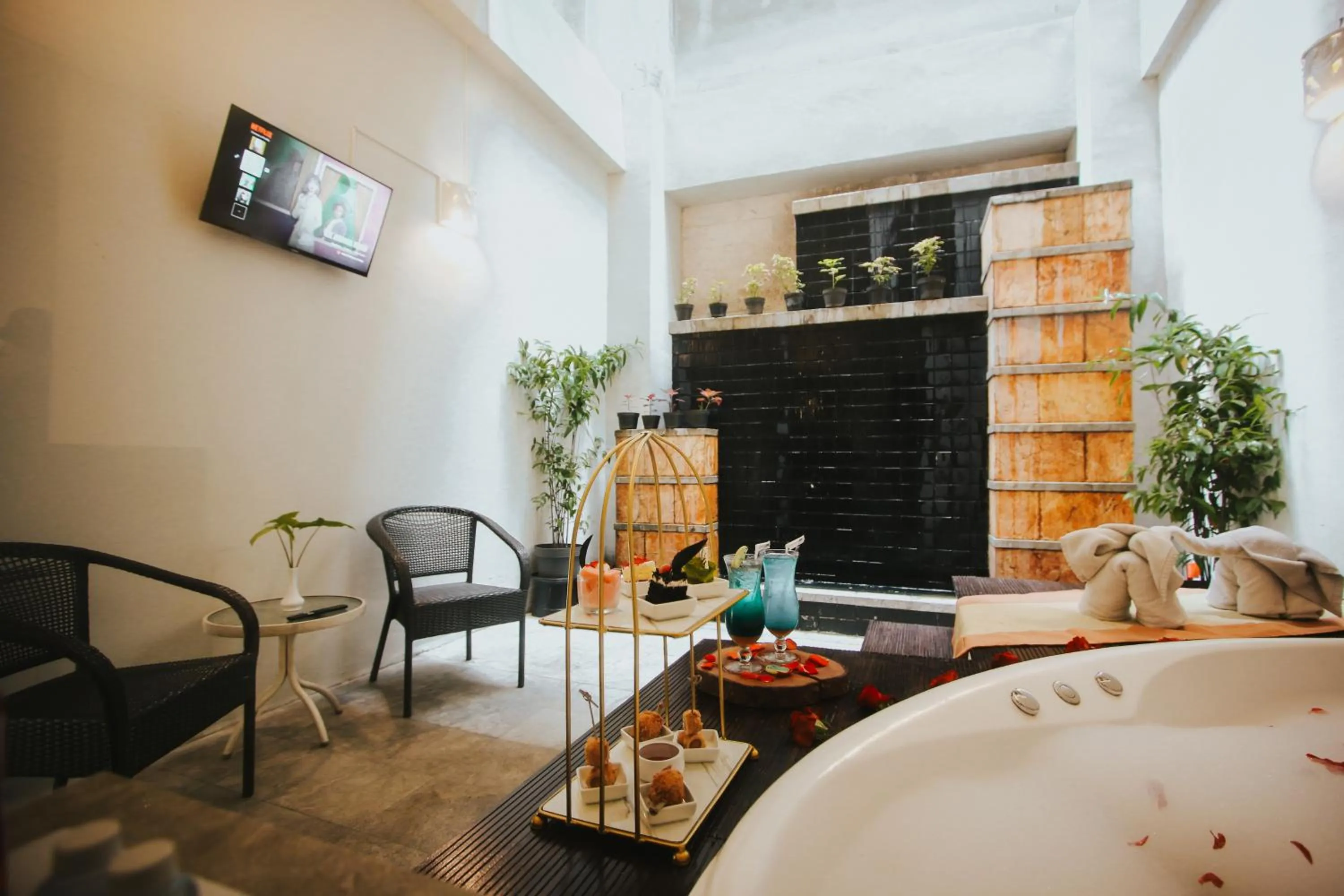 Bath in Golden Flower by KAGUM Hotels