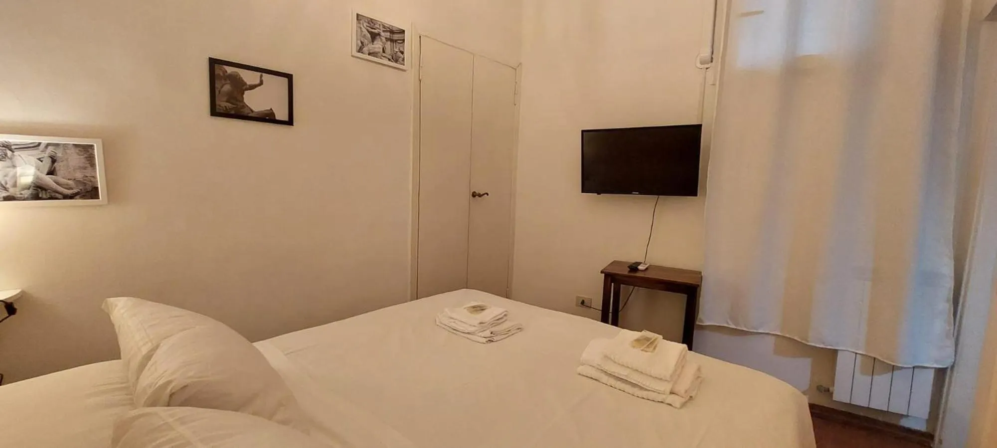 Bedroom, Bed in Dreaming Navona Rooms