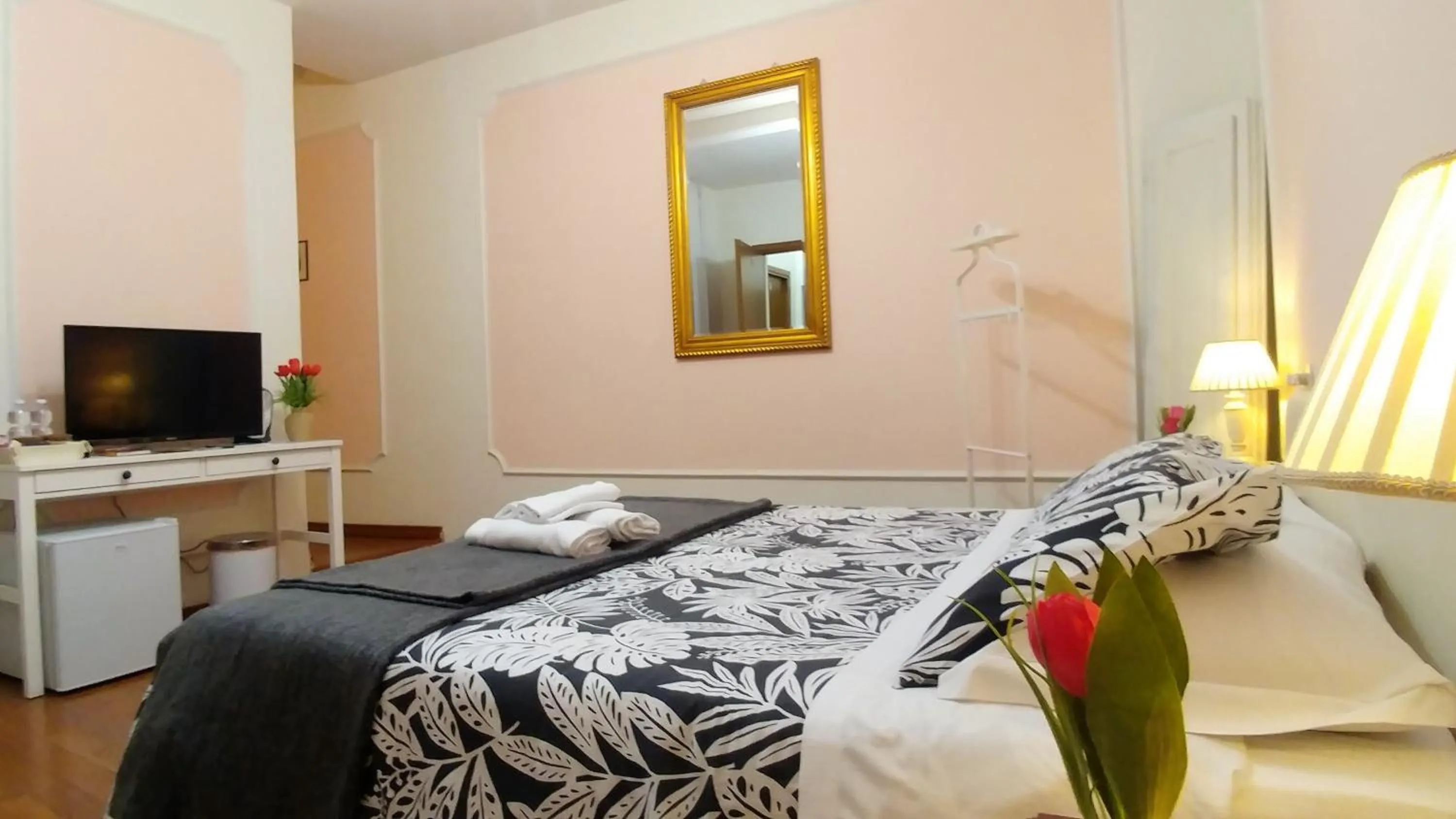 Decorative detail, Bed in Dreaming Navona Rooms