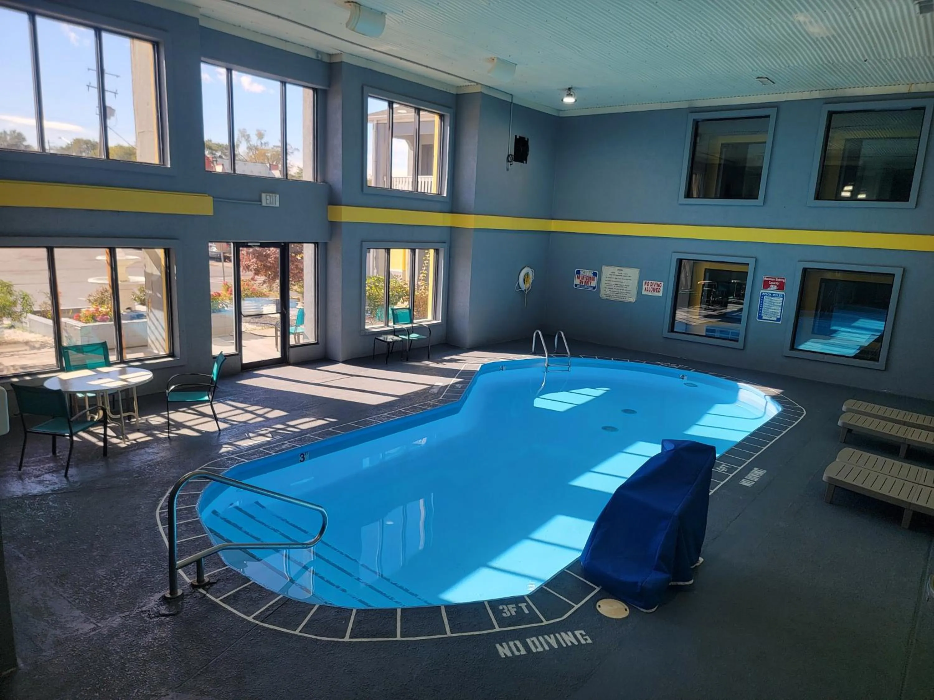 Swimming pool in Quality Inn Grand Rapids Near Downtown