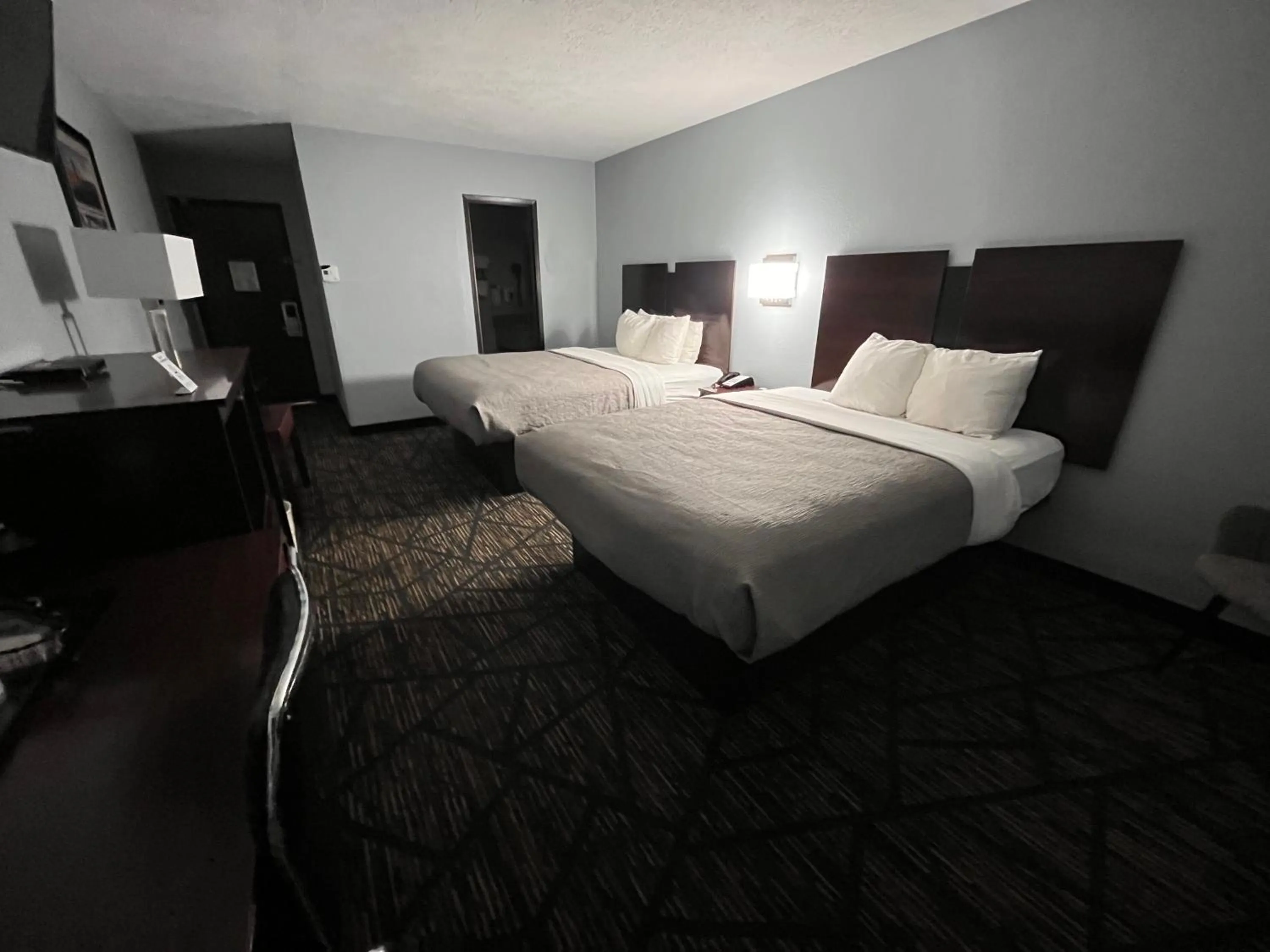 Bed in Quality Inn Grand Rapids Near Downtown