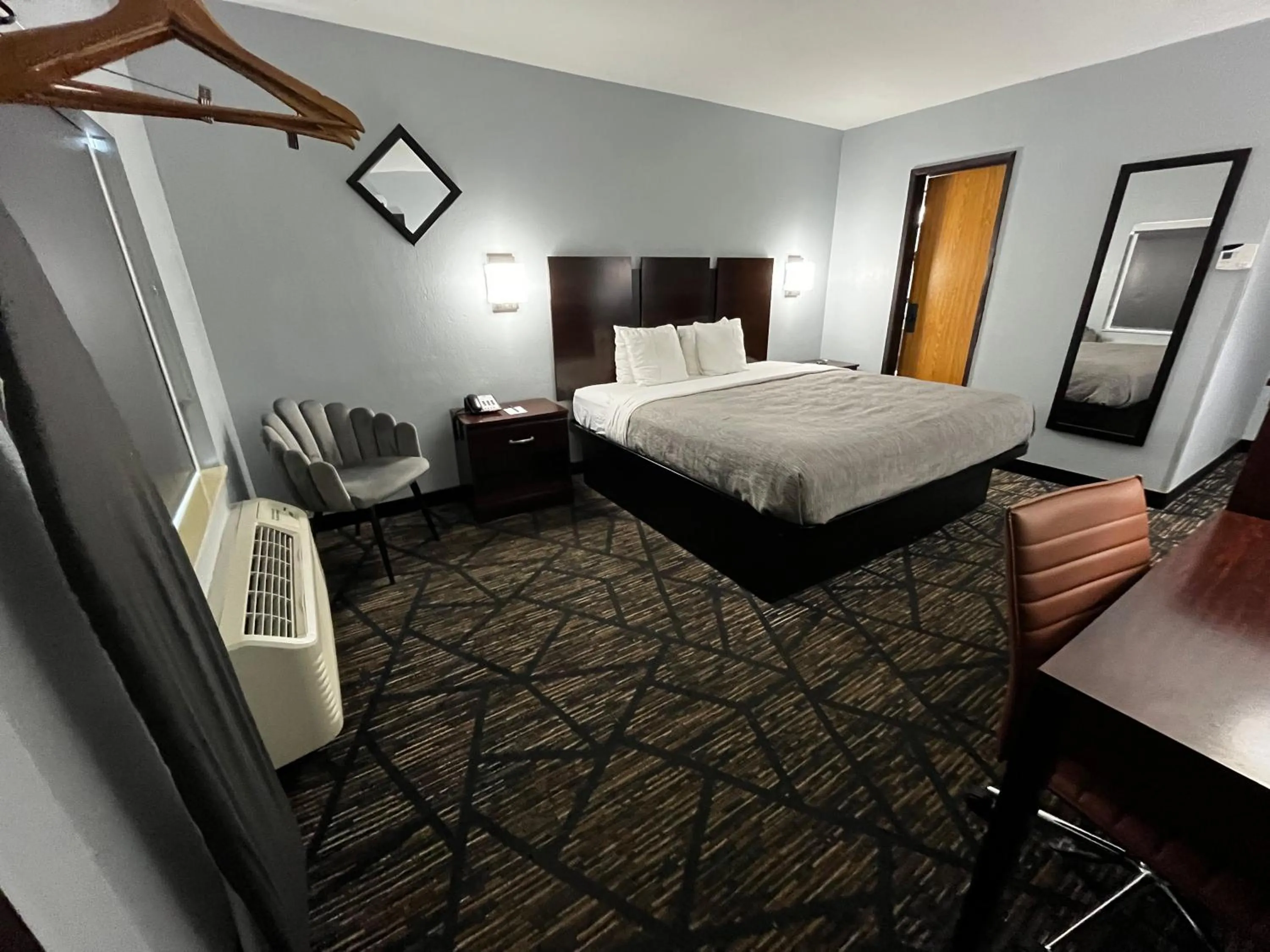 Bed in Quality Inn Grand Rapids Near Downtown