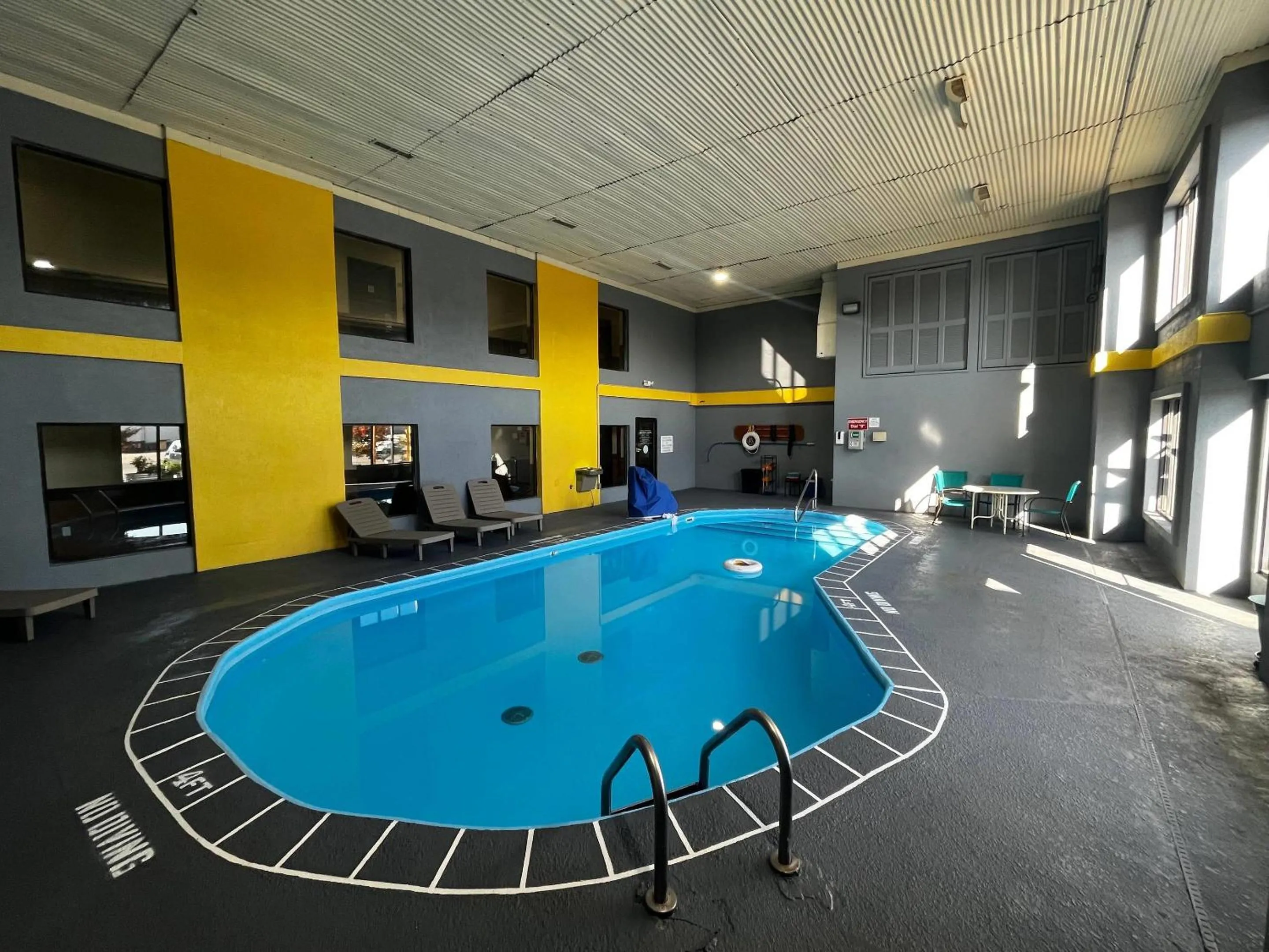 Swimming pool in Quality Inn Grand Rapids Near Downtown