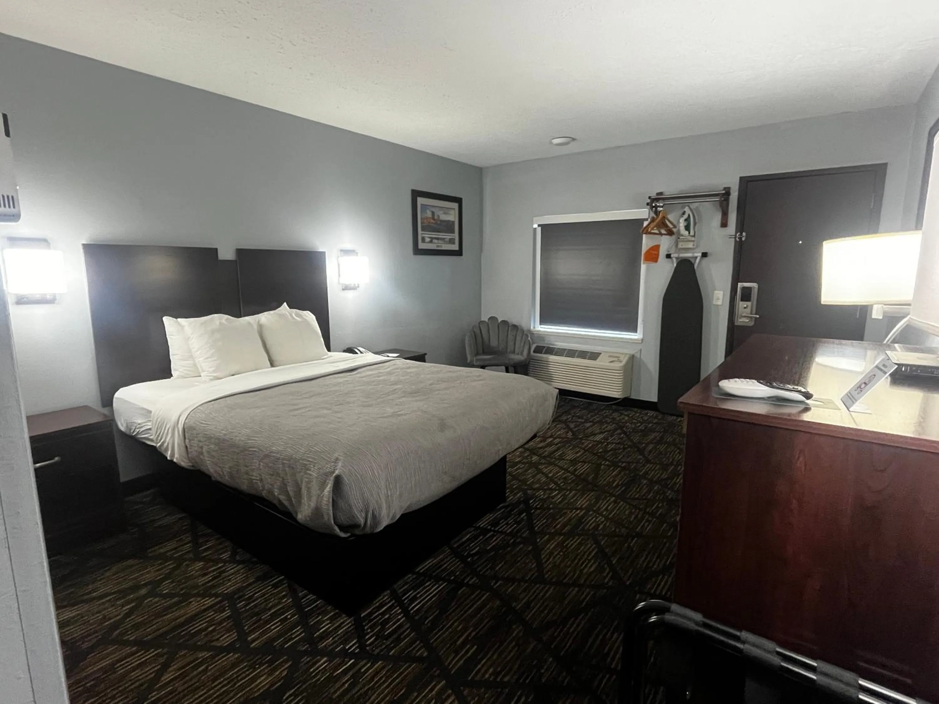 Bed in Quality Inn Grand Rapids Near Downtown