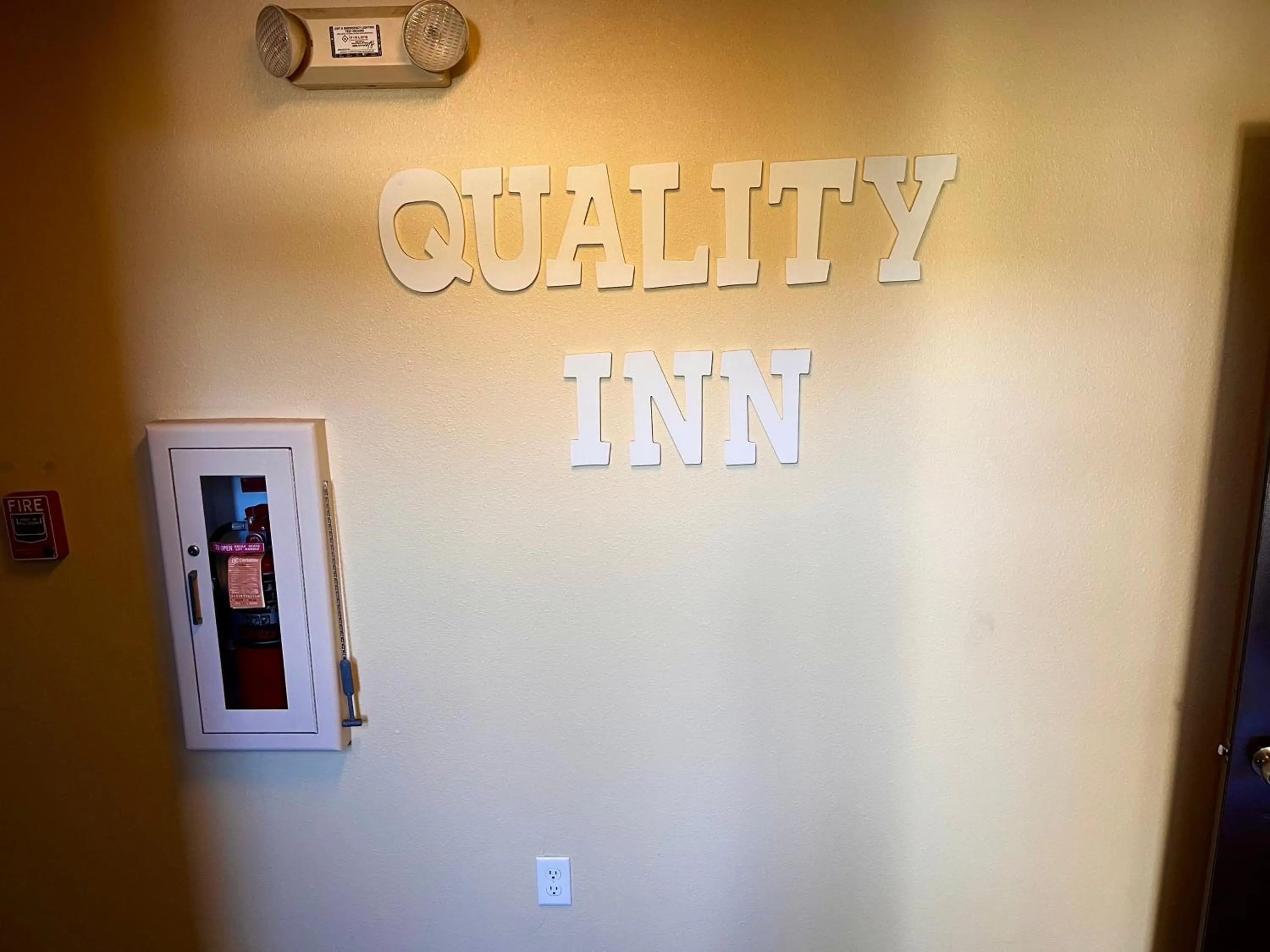 Logo/Certificate/Sign in Quality Inn Grand Rapids Near Downtown