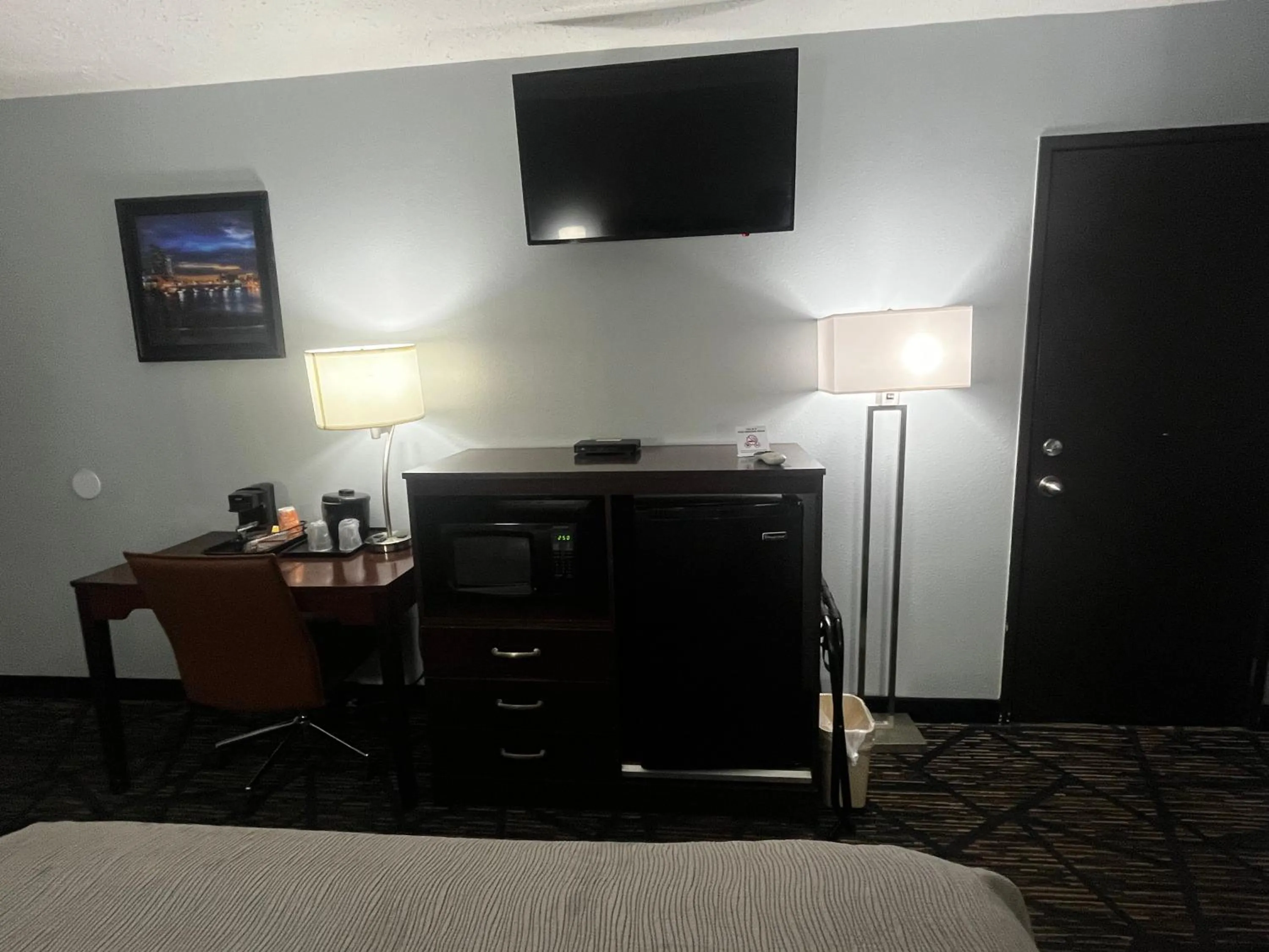 Bed in Quality Inn Grand Rapids Near Downtown