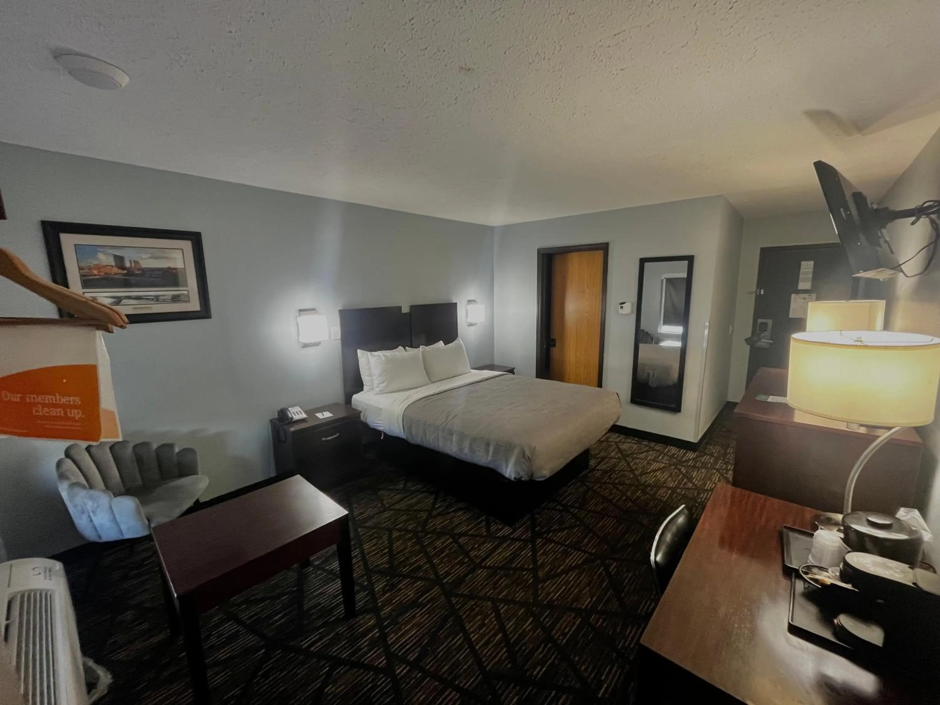 Bed in Quality Inn Grand Rapids Near Downtown