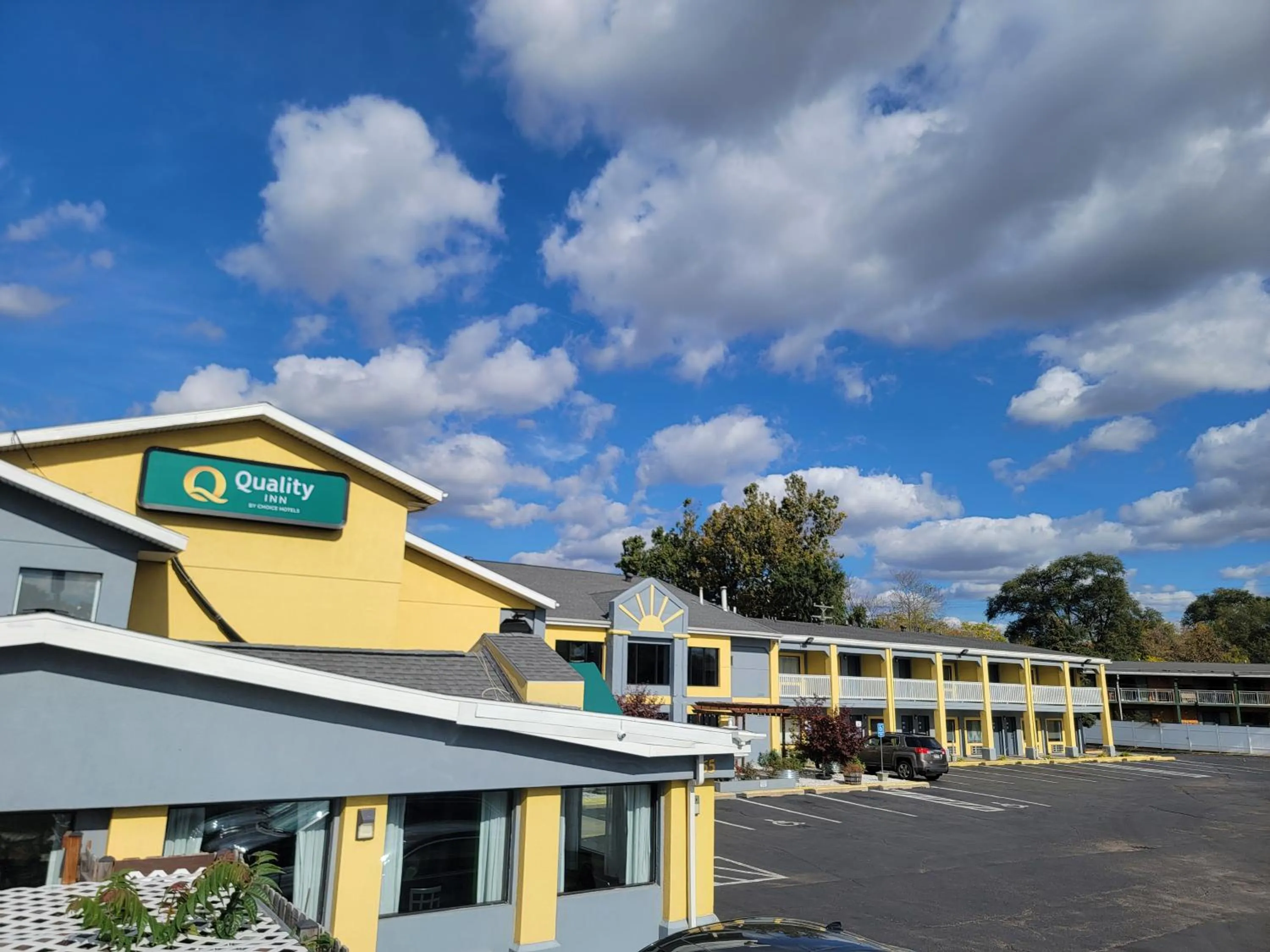 Parking in Quality Inn Grand Rapids Near Downtown