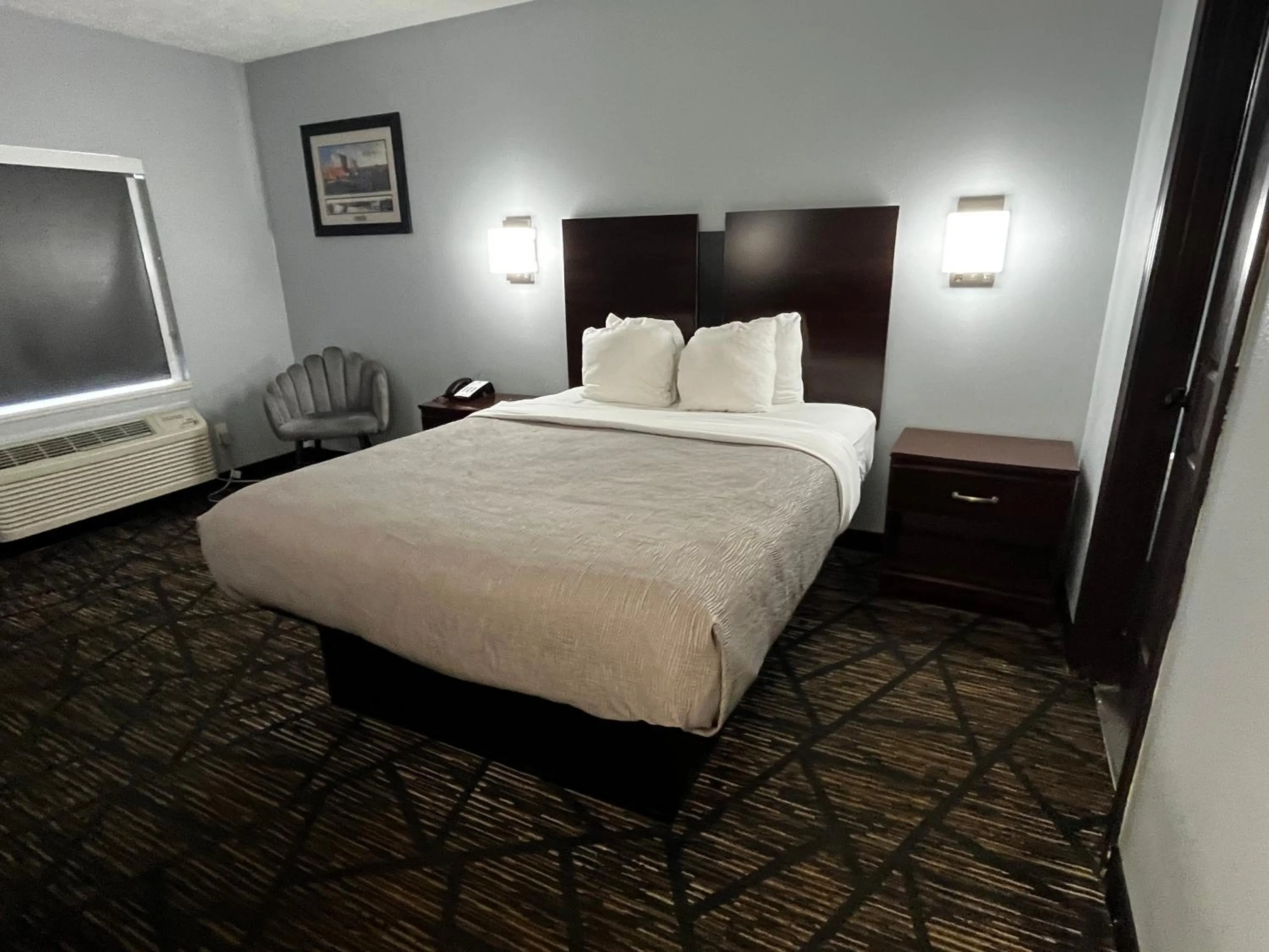 Bed in Quality Inn Grand Rapids Near Downtown