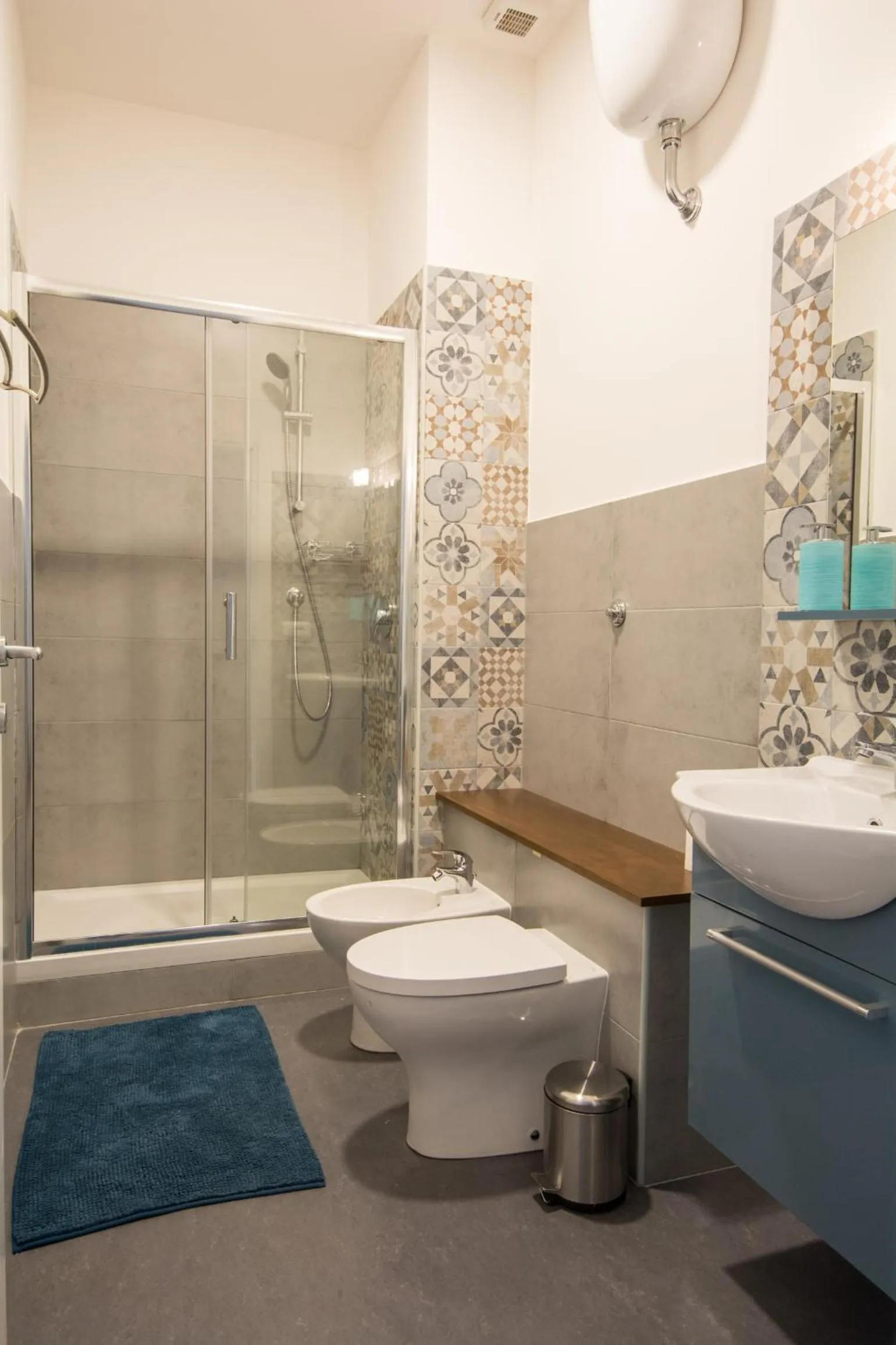 Shower in Seven Rooms Vatican