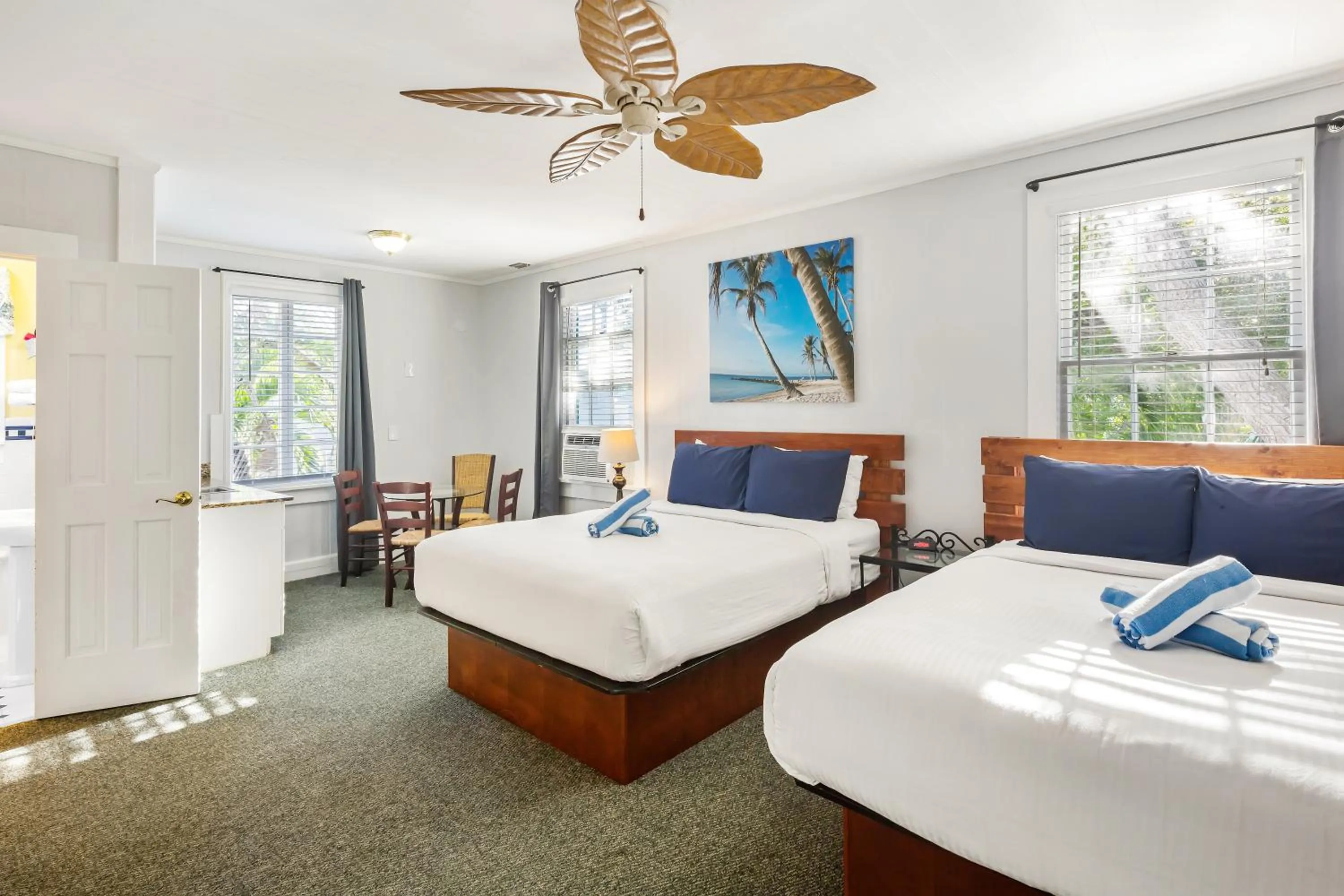 Seating area, Bed in Kona Kai Oasis