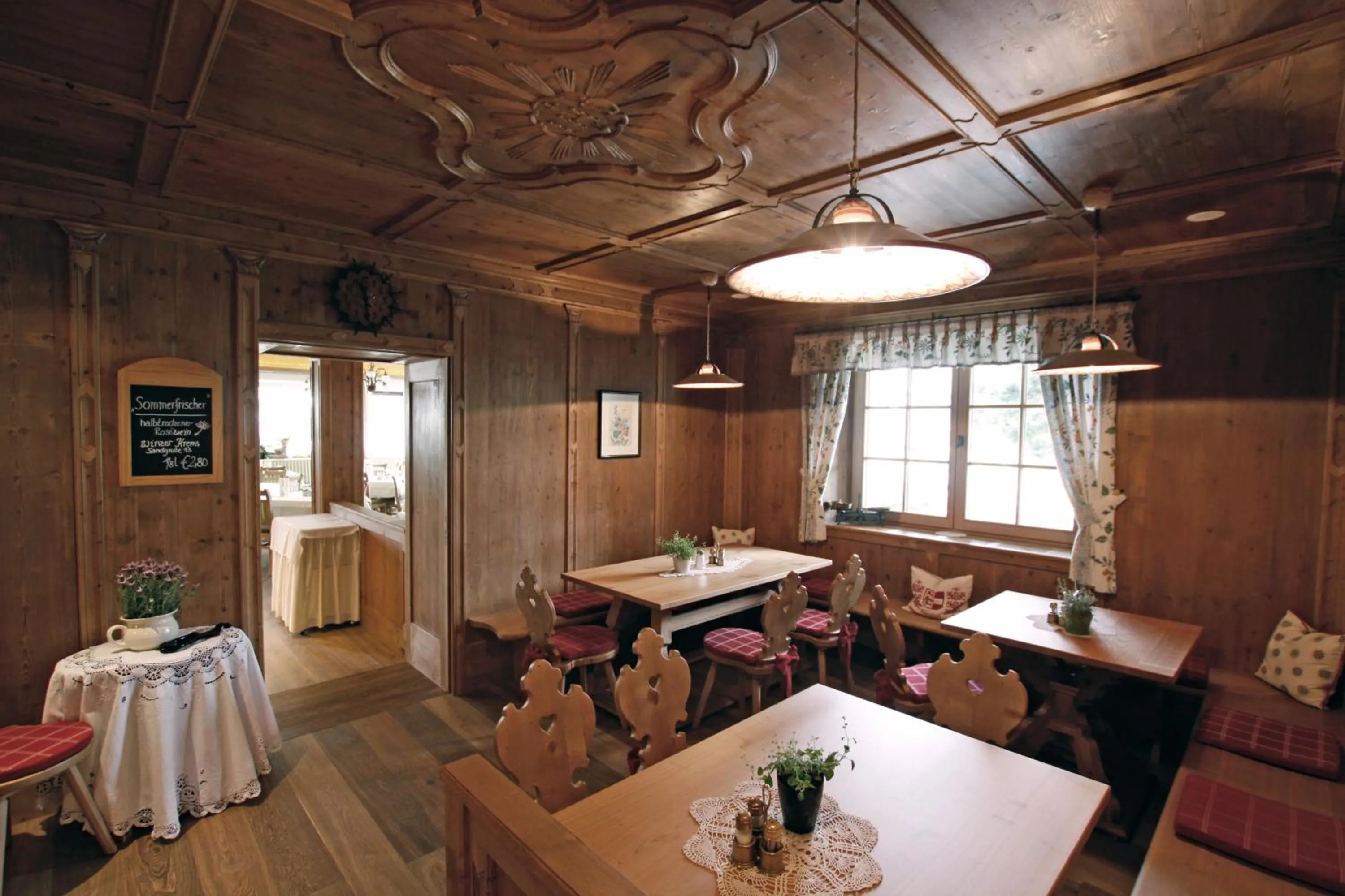 Restaurant/places to eat in Hotel Laserz