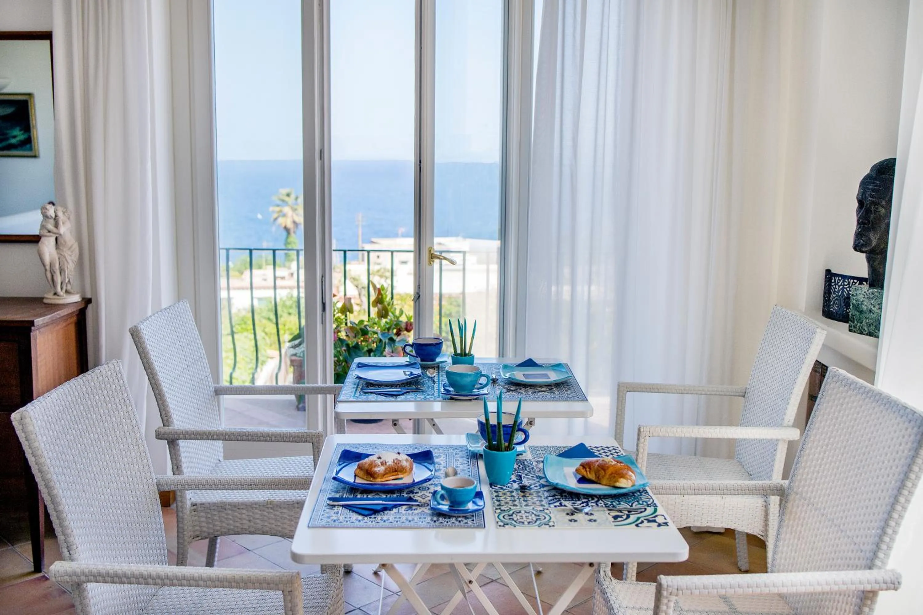 Breakfast in Villa Patrizi