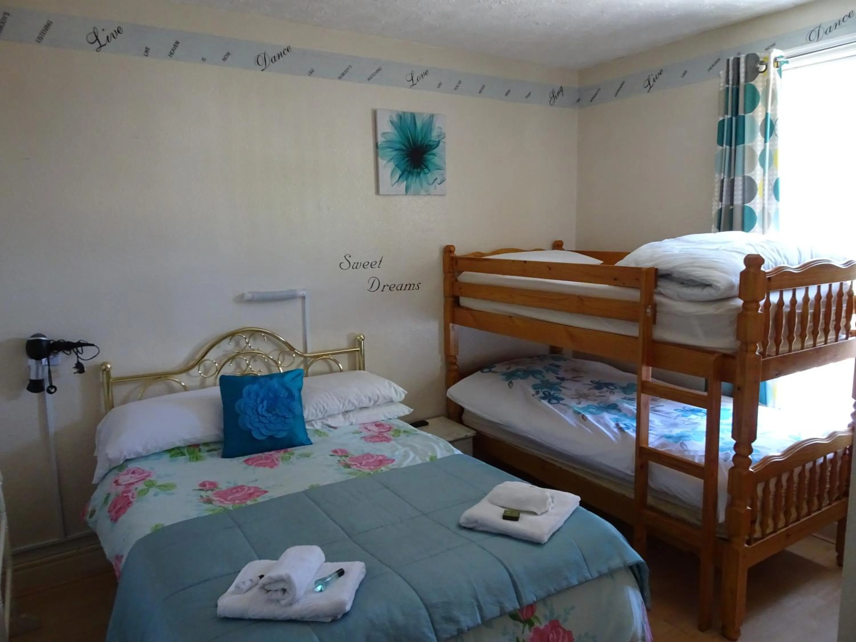 Bed in The Osprey Hotel