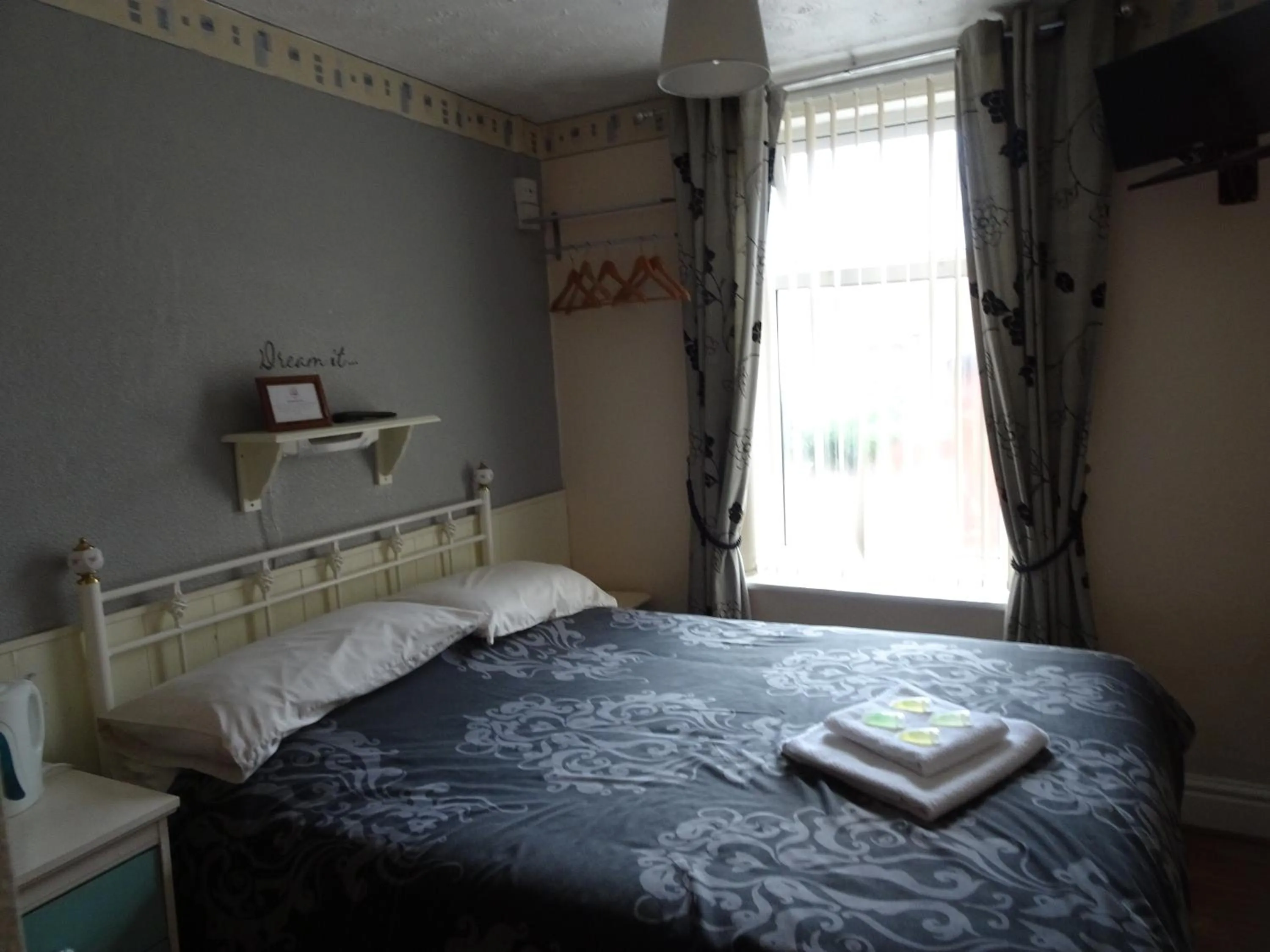 Bed in The Osprey Hotel