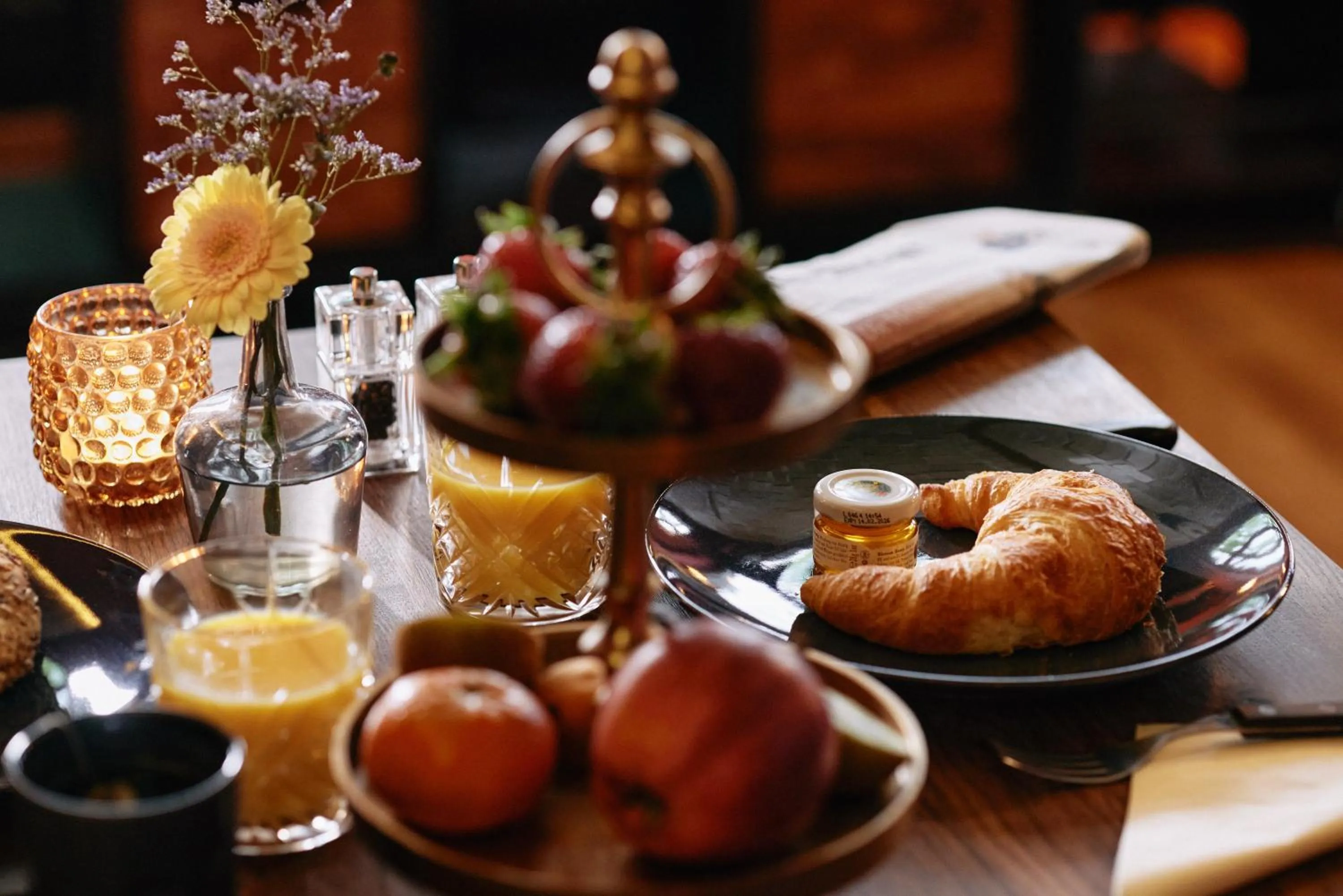 Breakfast in 18Arts Hotel - Living in a Gallery!