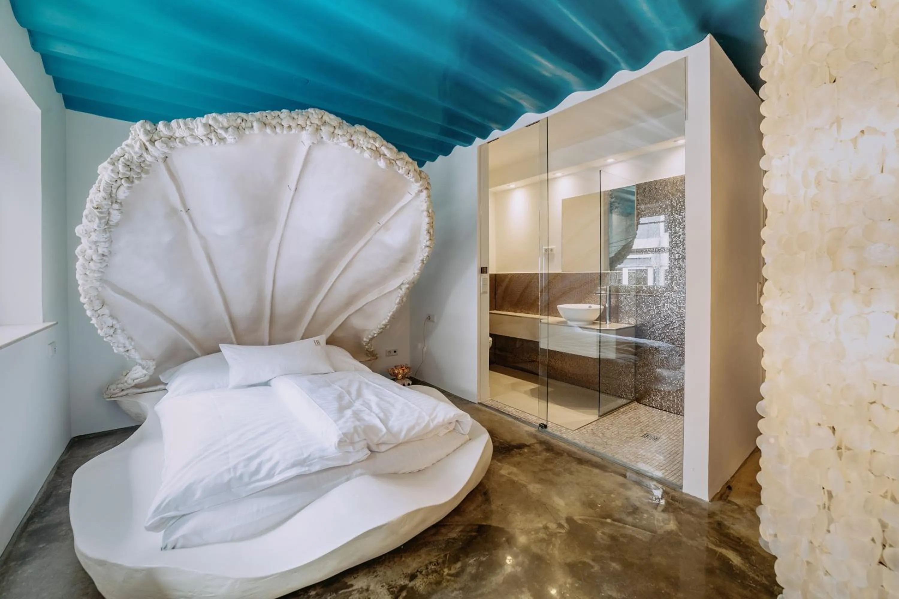 Photo of the whole room, Bed in 18Arts Hotel - Living in a Gallery!