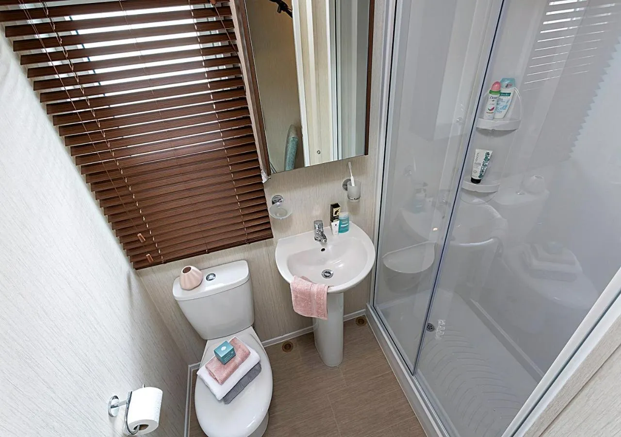 Toilet in Bovisand Lodge Holiday Park, Beachside Location & Indoor Heated Pool