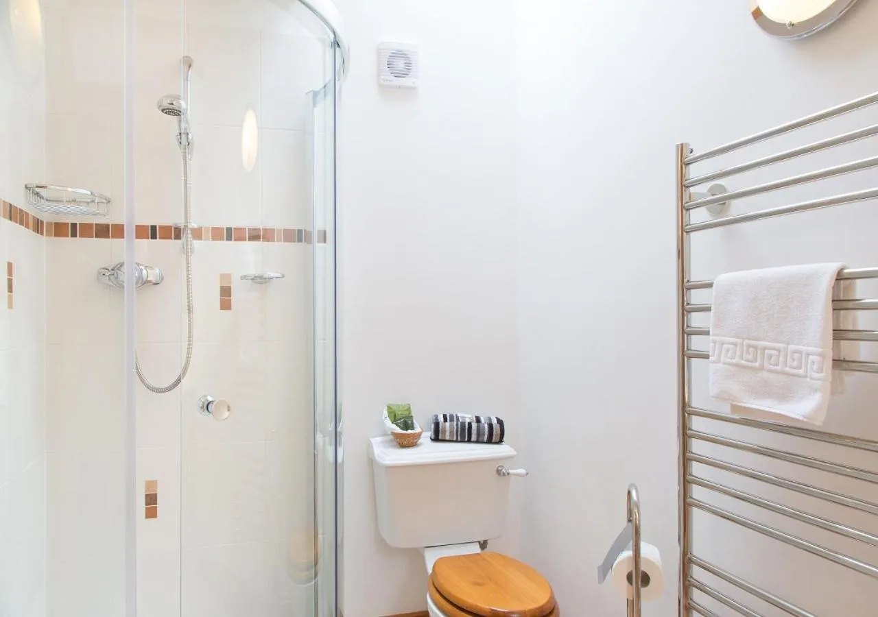 Bathroom in Bovisand Lodge Holiday Park, Beachside Location & Indoor Heated Pool