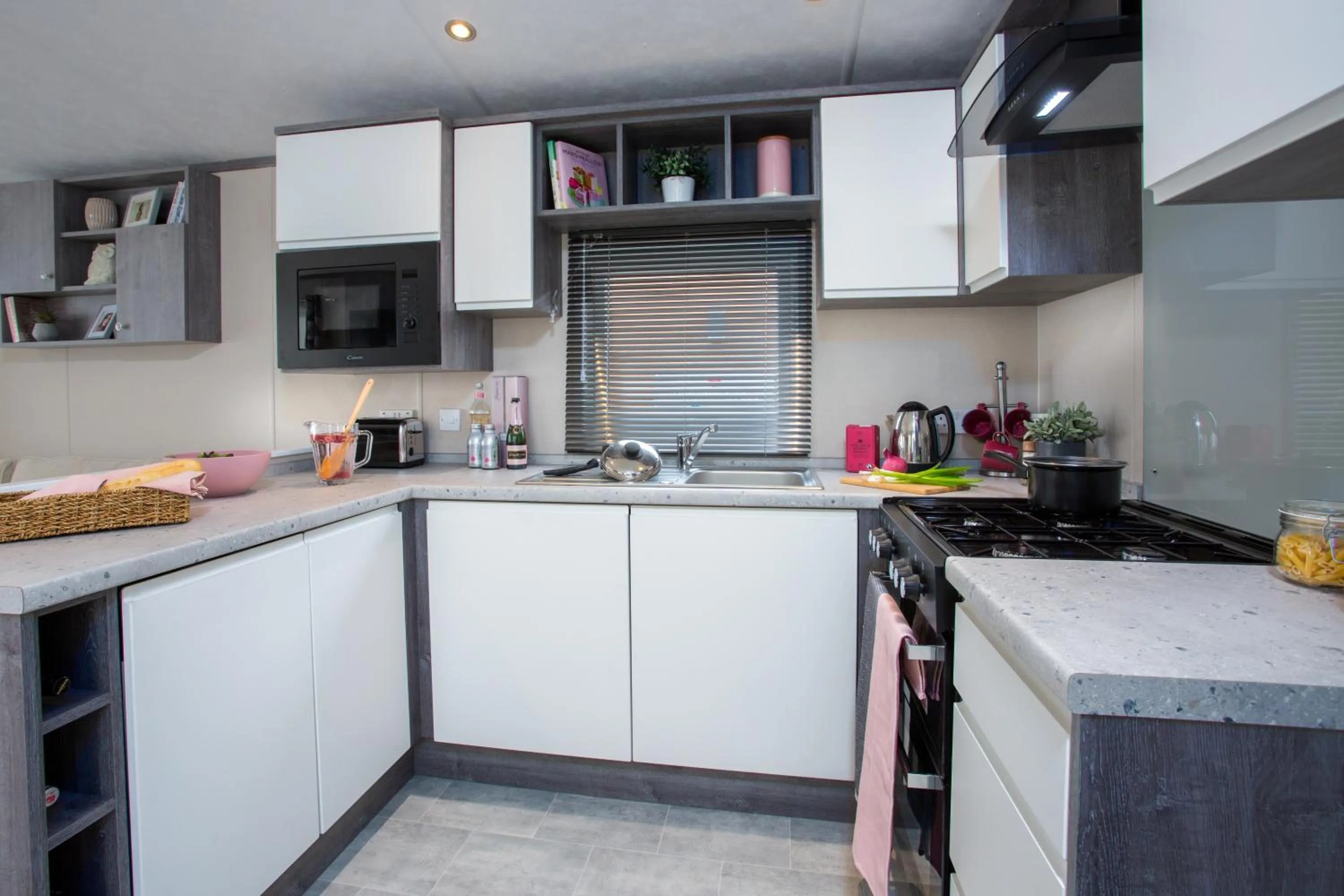 Kitchen or kitchenette in Bovisand Lodge Holiday Park, Beachside Location & Indoor Heated Pool