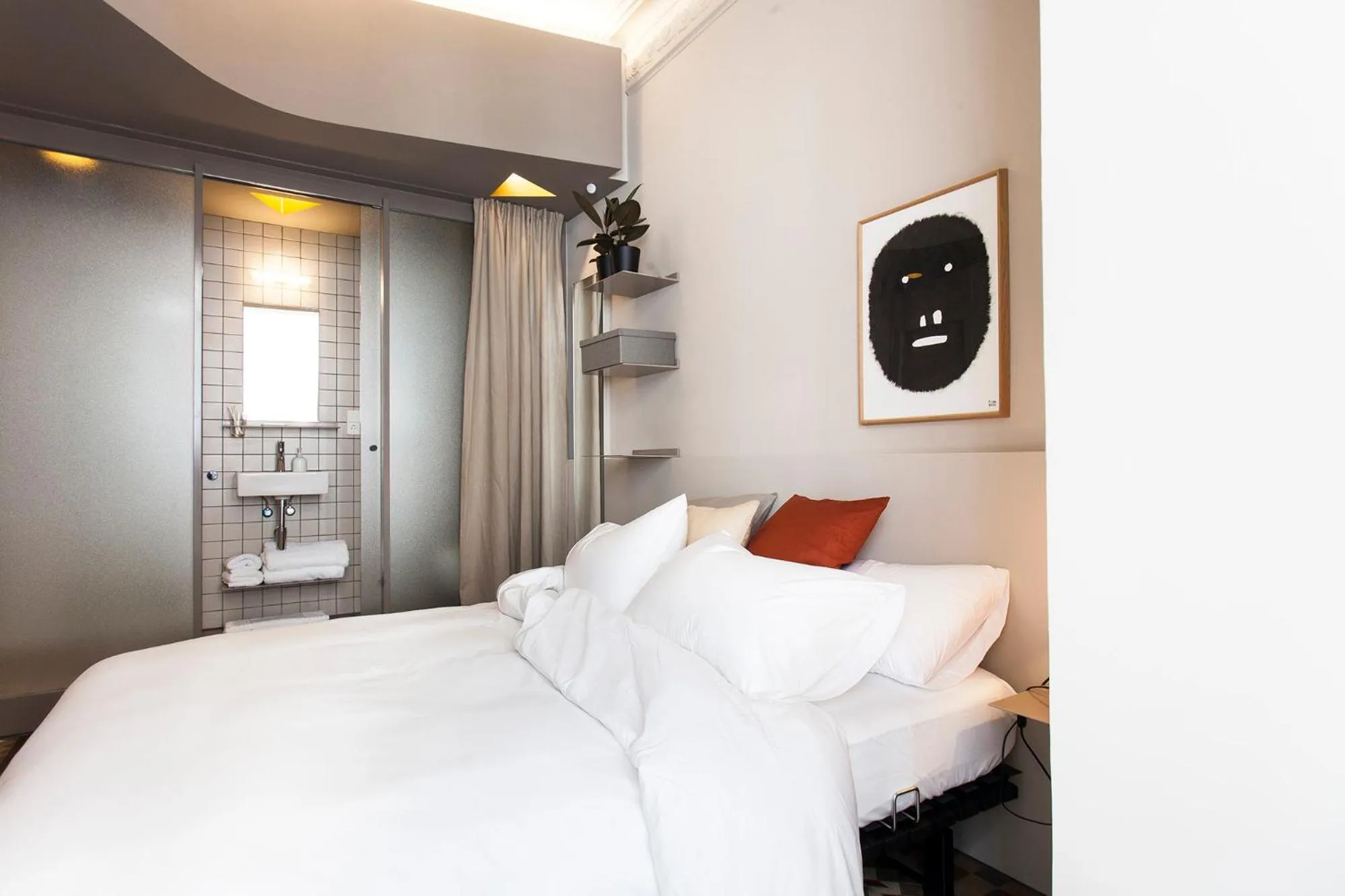 Photo of the whole room, Bed in DestinationBCN - Universitat Rooms