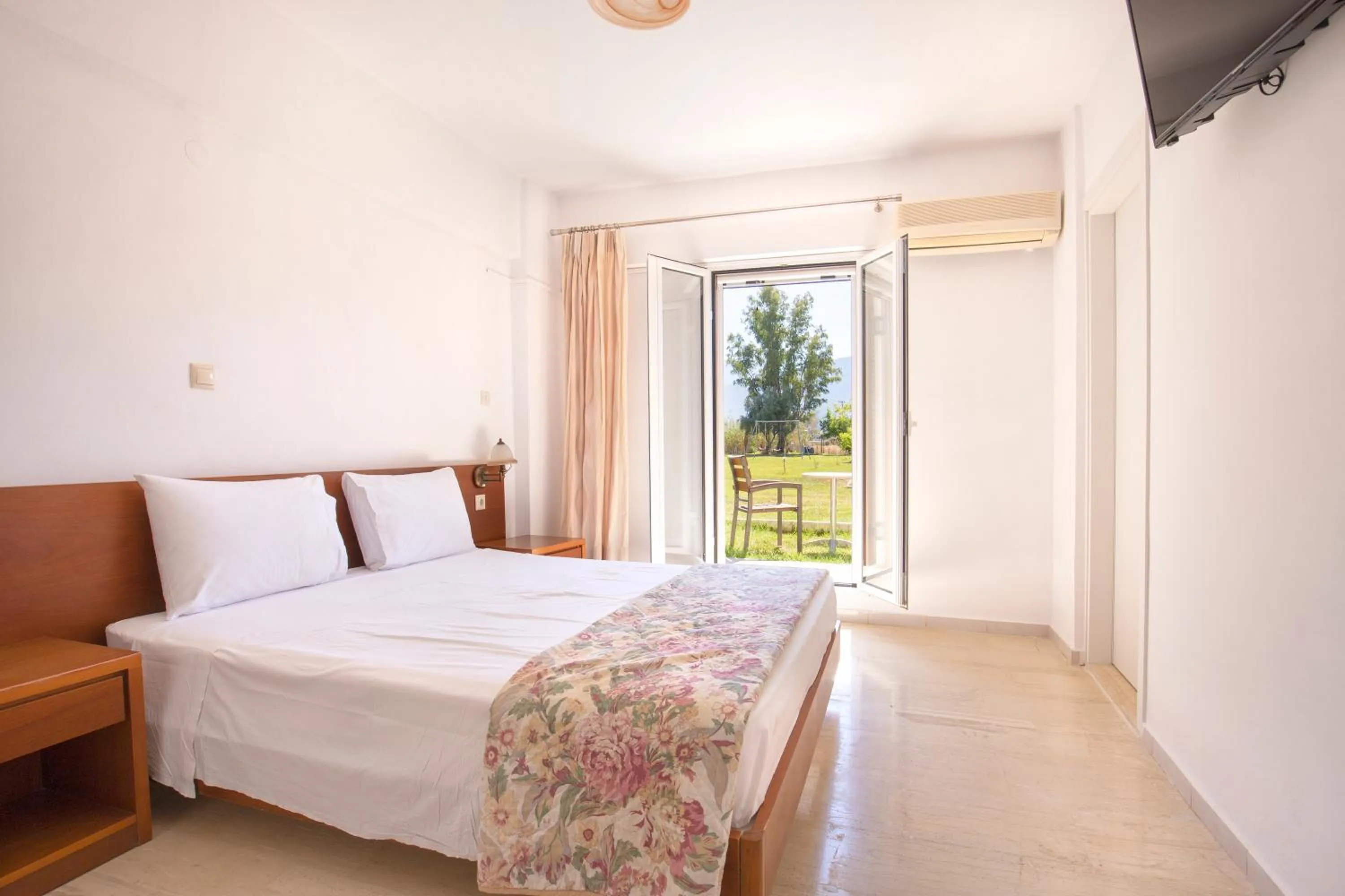 Bed in Sami Beach Hotel