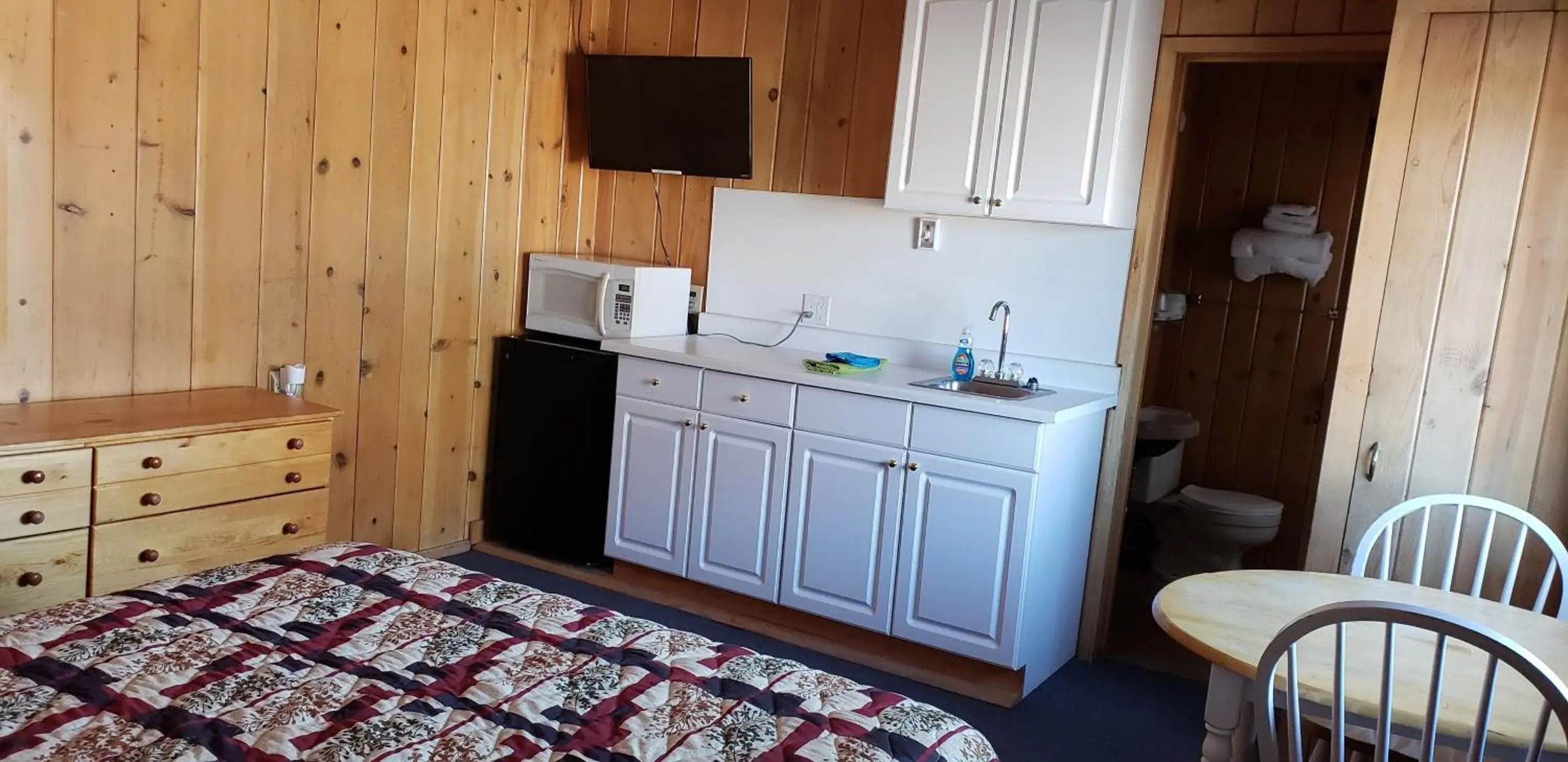 Deluxe Queen Room in Caribou Lodge and Motel Deluxe Queen Room in Caribou Lodge and Motel